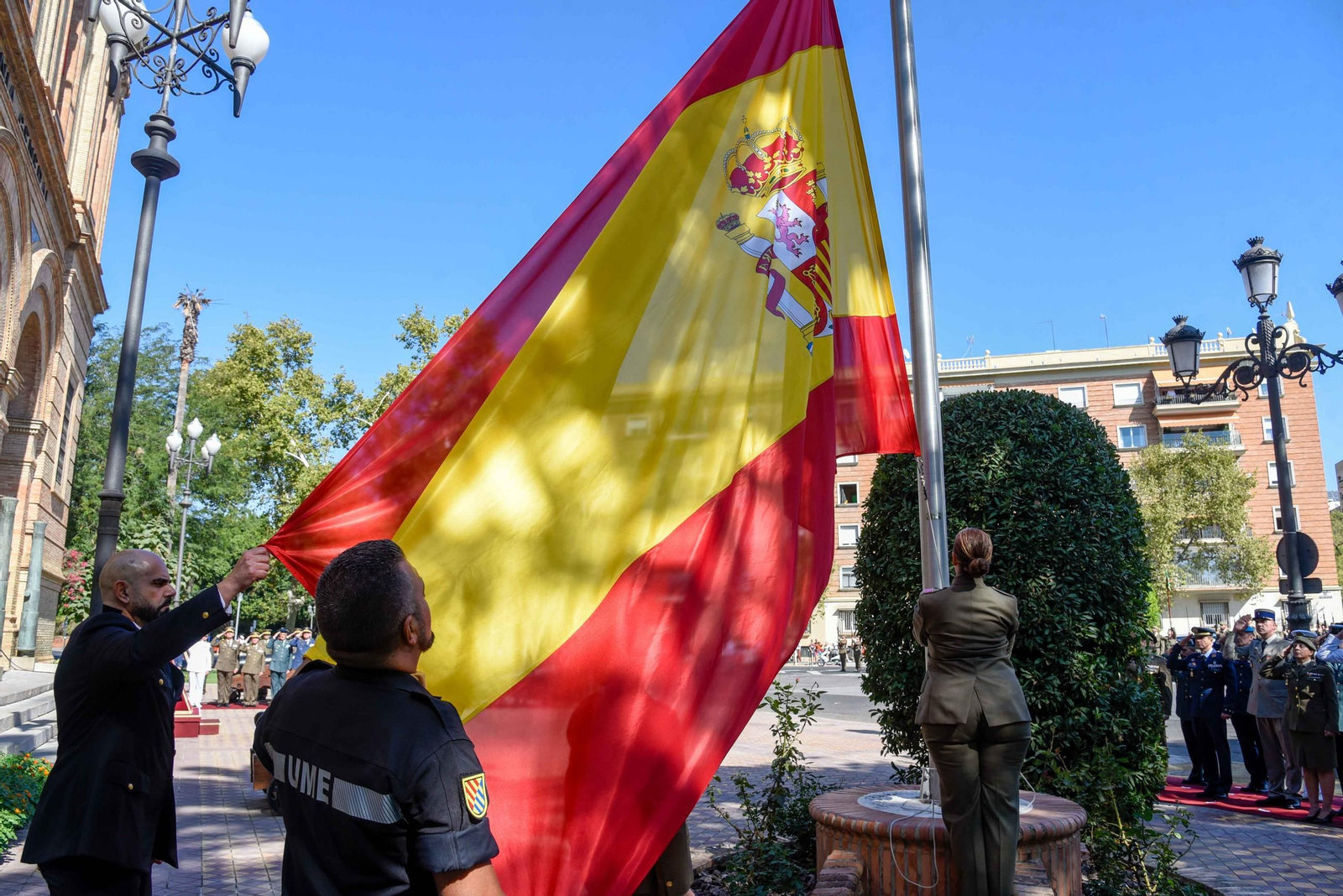 Acto de izado de la bandera y desfile por el día de la Hispanidad