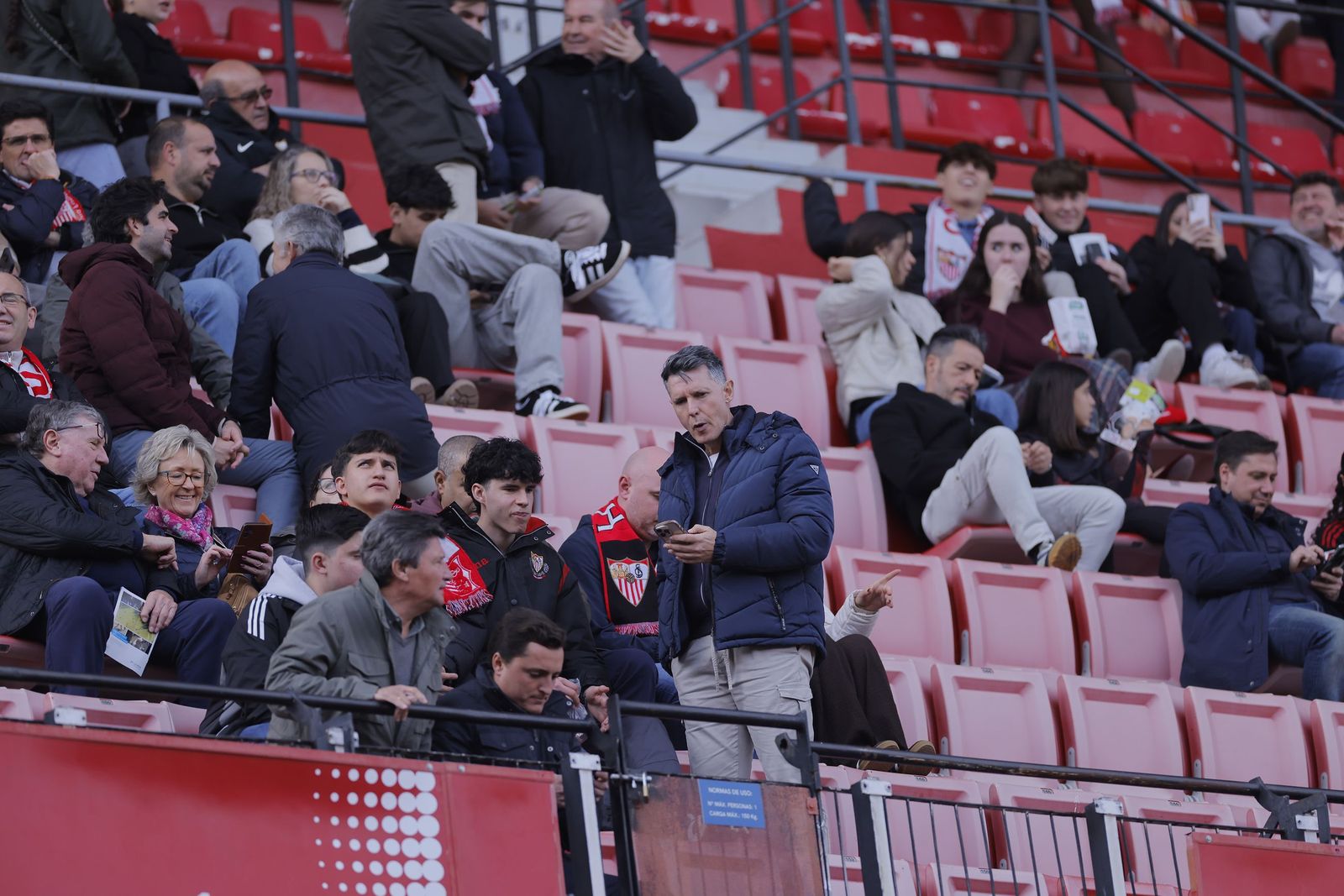 Búscate en las fotos del Sevilla - Girona