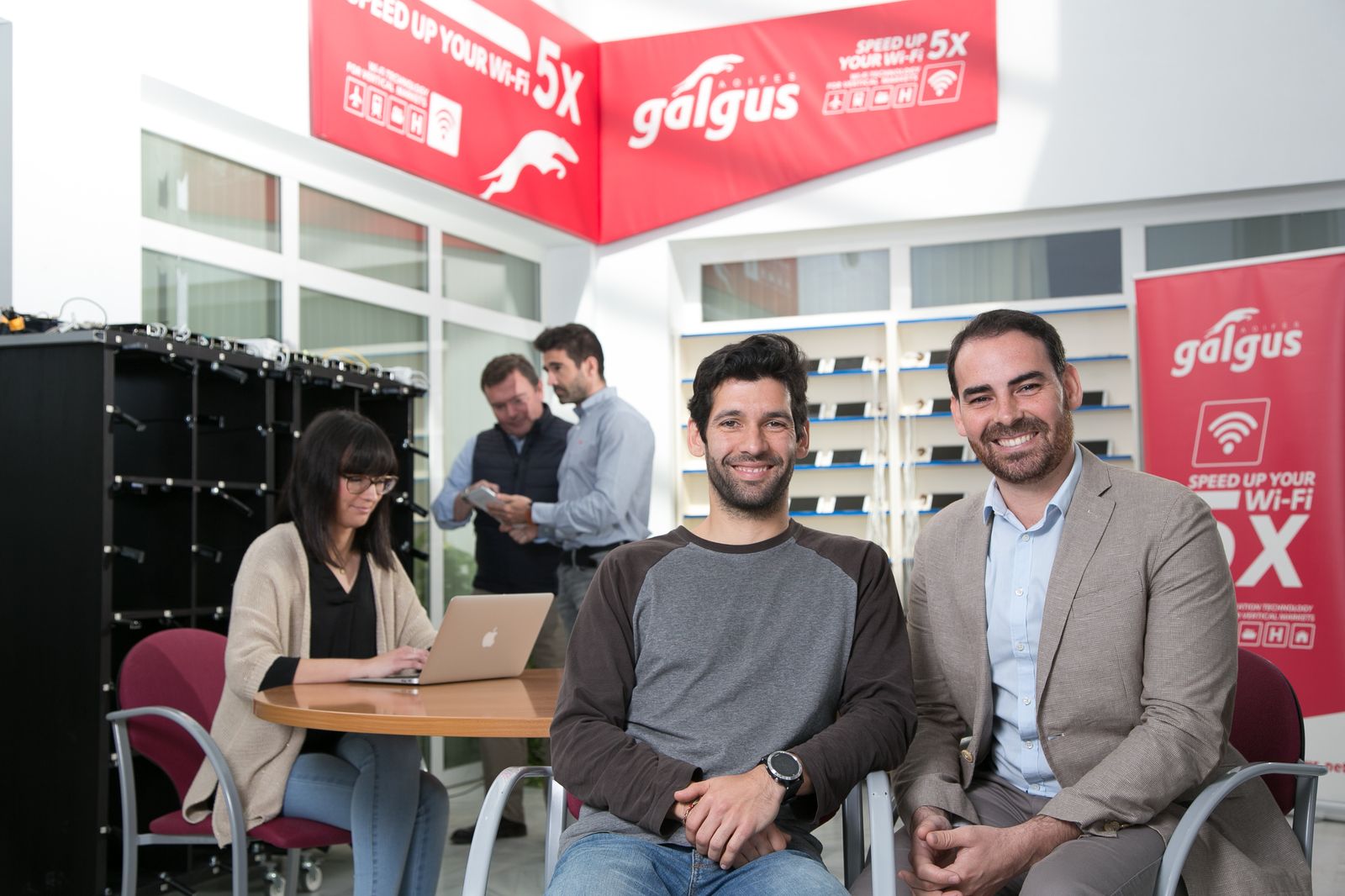José González, a la derecha, y José Antonio Delgado, socios fundadores de Galgus. Al fondo parte del equipo de la startup sevillana.