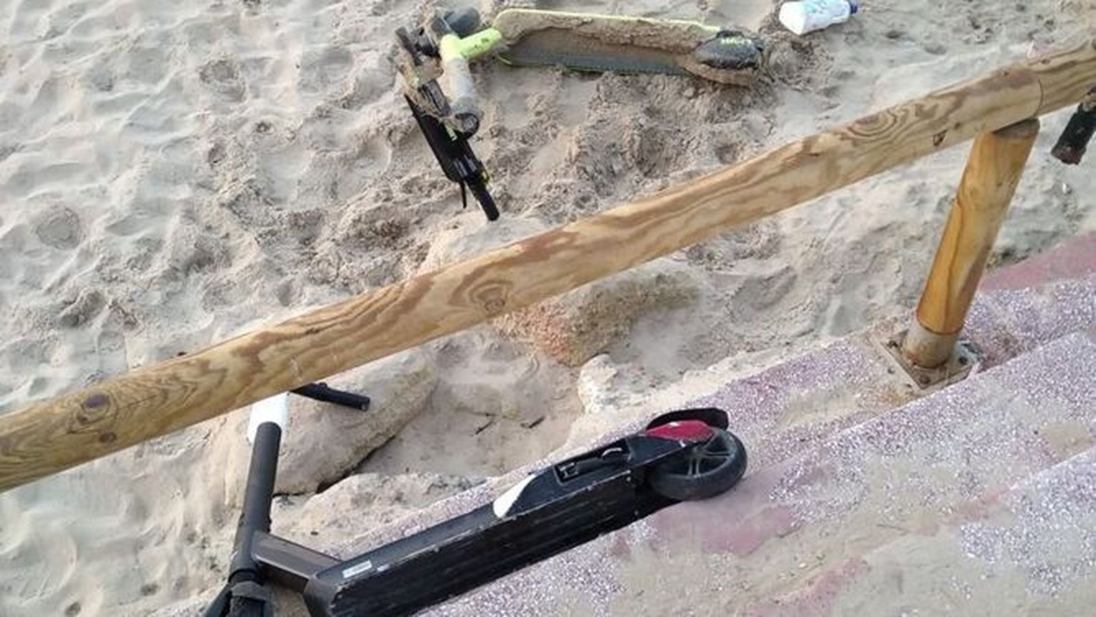 Los patinetes arrojados a la playa del Aculadero.