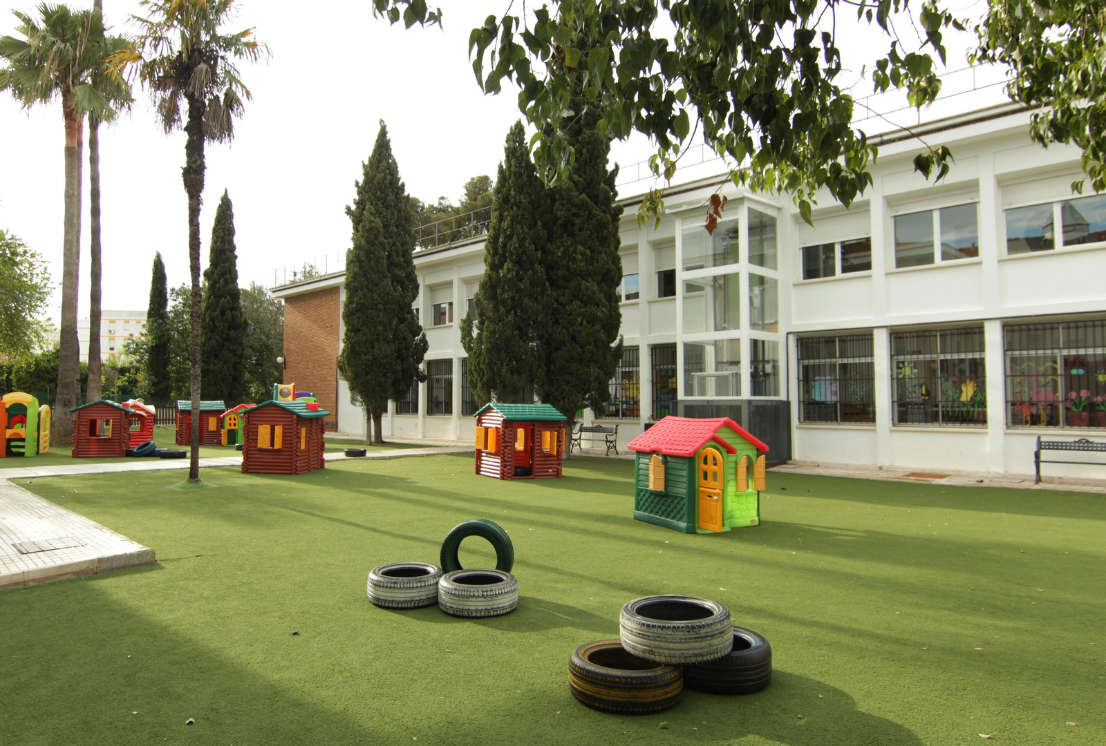 Colegio YAGO School, donde trabajó antes Alejandro Vega. Colegio YAGO School, donde trabajó antes Alejandro Vega.