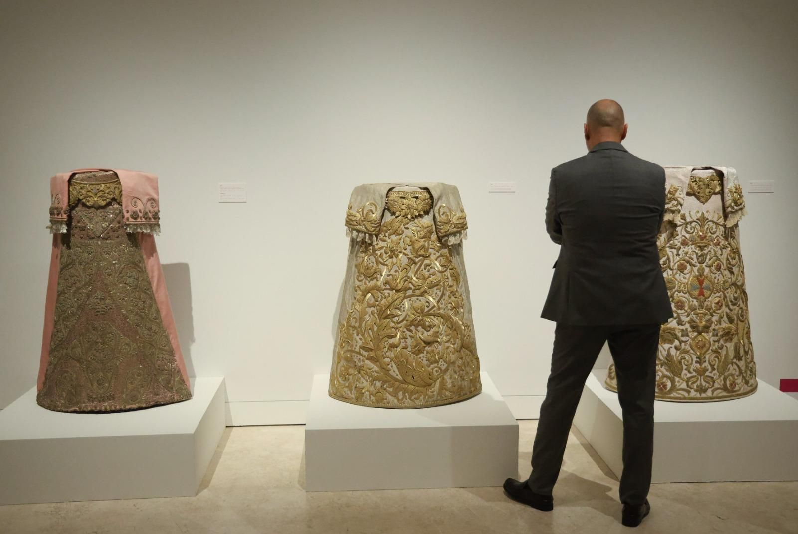 La exposición 'Vestida de Sol' del Cautivo en el Museo de Málaga, en imágenes