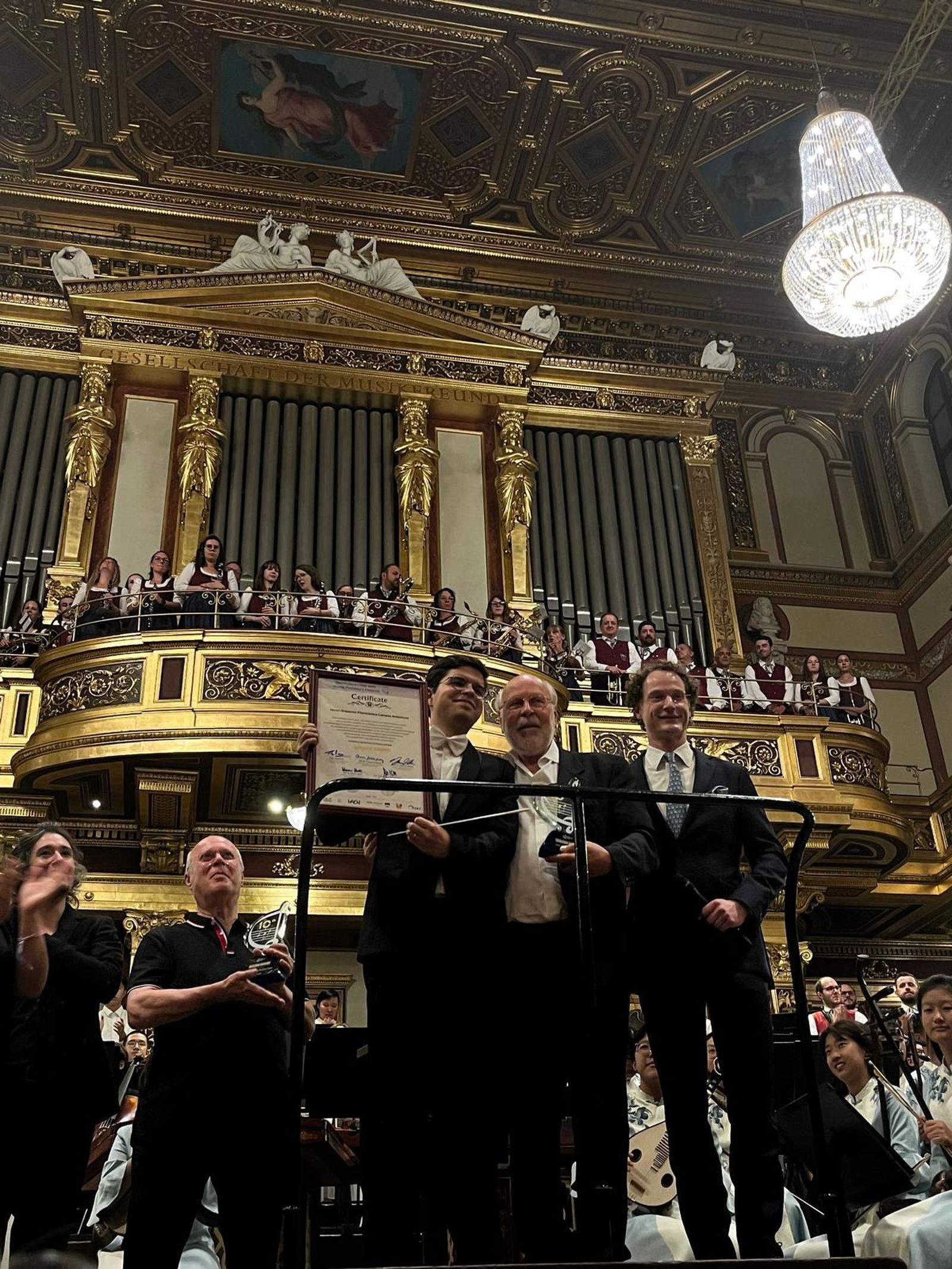 Gálvez recibe el diploma conmemorativo