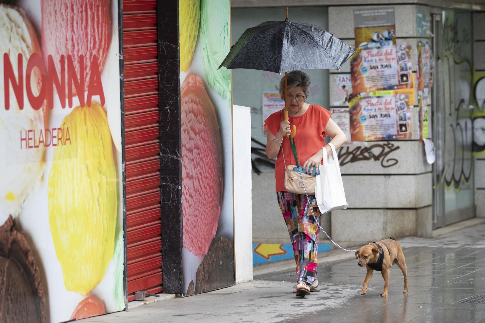 Granada da la bienvenida a un verano pasado por agua