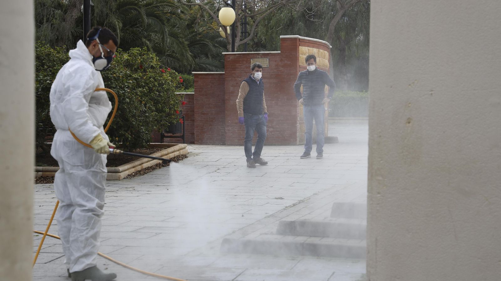 El alcalde de El Ejido observa las labores de desinfección