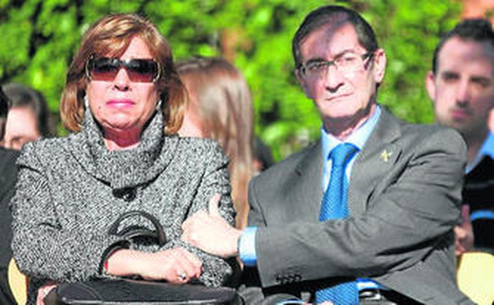 Los padres del agente asesinado Carlos Sáenz, ayer en Calviá.