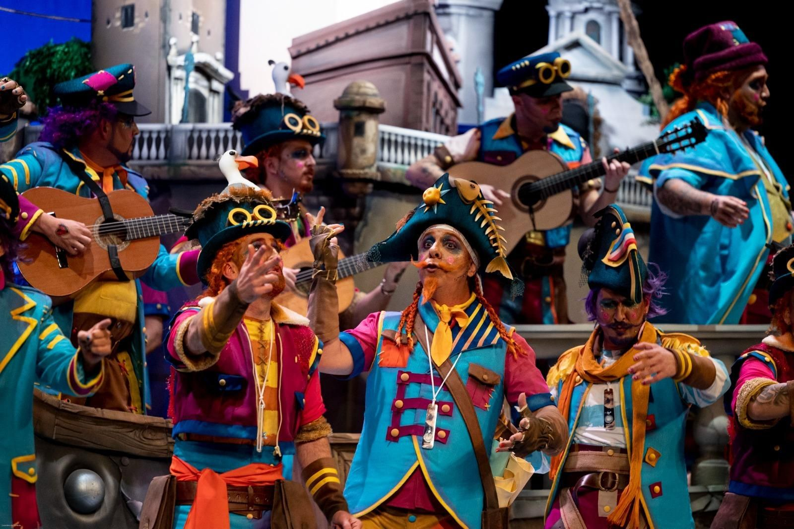 Javi Bohórquez, en el centro, en un momento de la actuación de su comparsa.