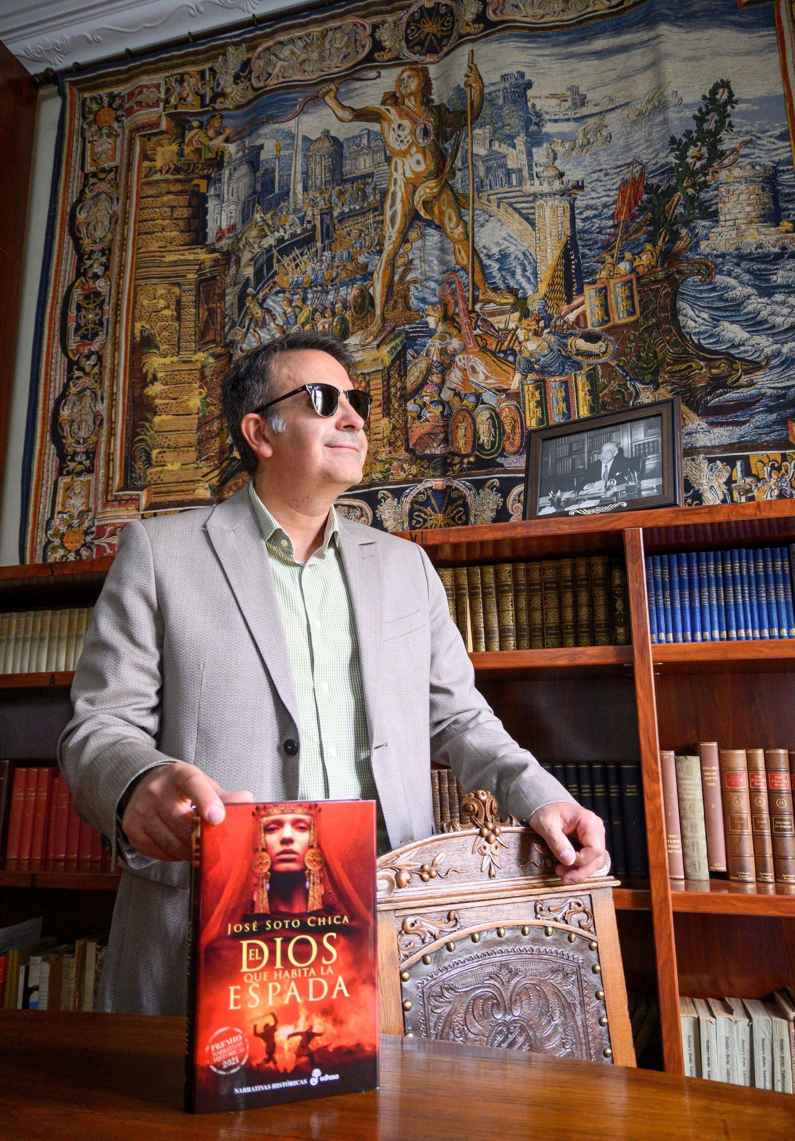 El autor con su nueva novela, 'El dios que habita la espada'