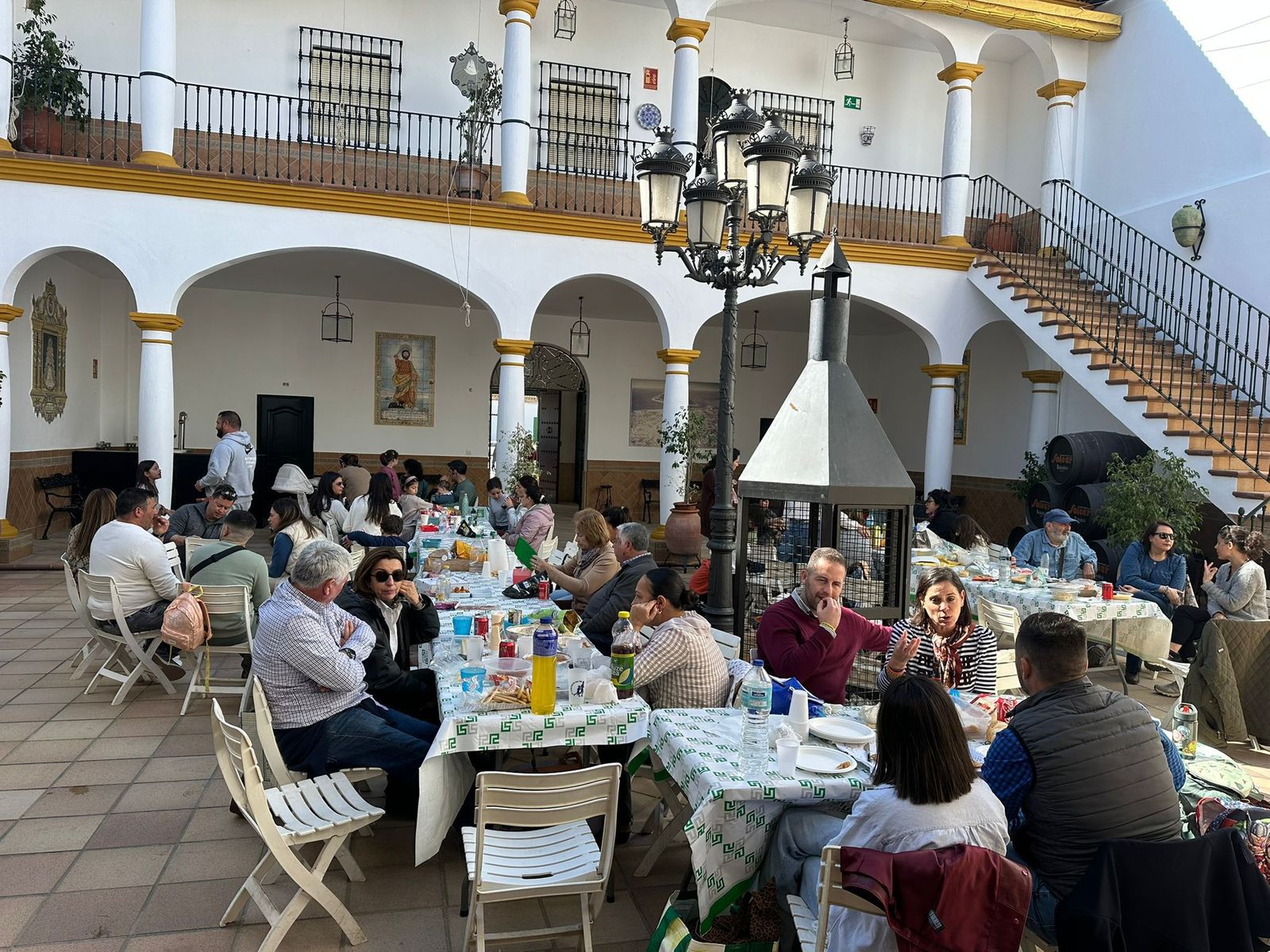 La peña Sevillistas en Xerez regala ilusión en El Rocío a niños del Hospital de Jerez