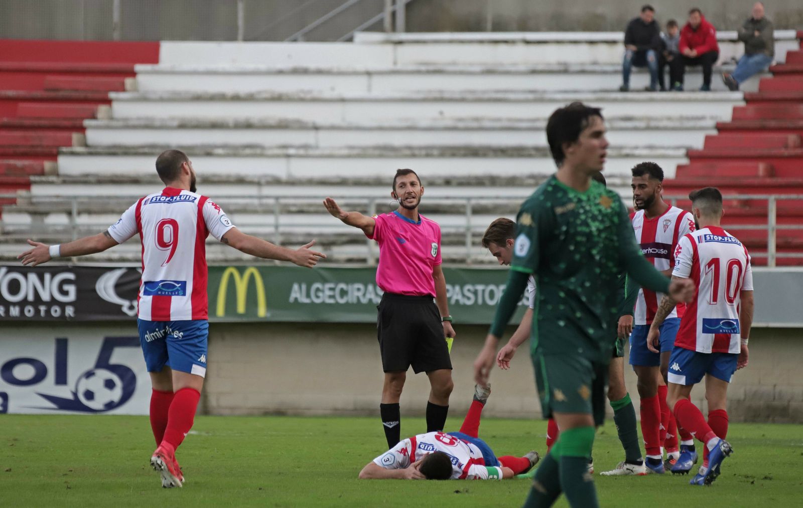 Gallegos Jiménez señala a Antonio Sánchez en el partido con el filial del Betis.