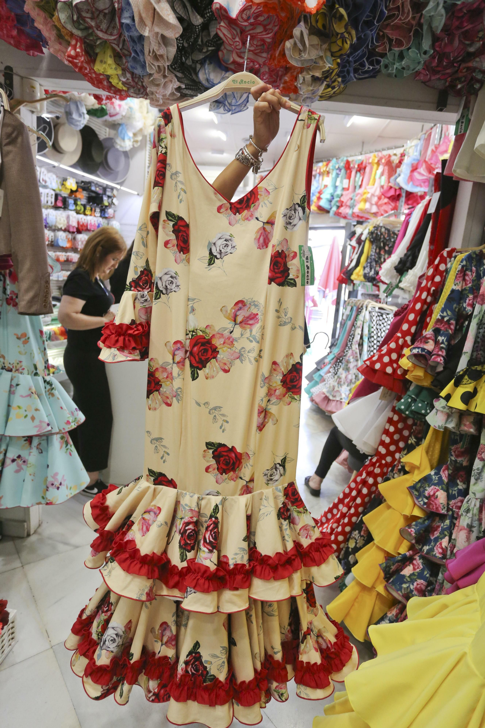 Vestido de flamenca con pasacintas y mangas asimétricas.