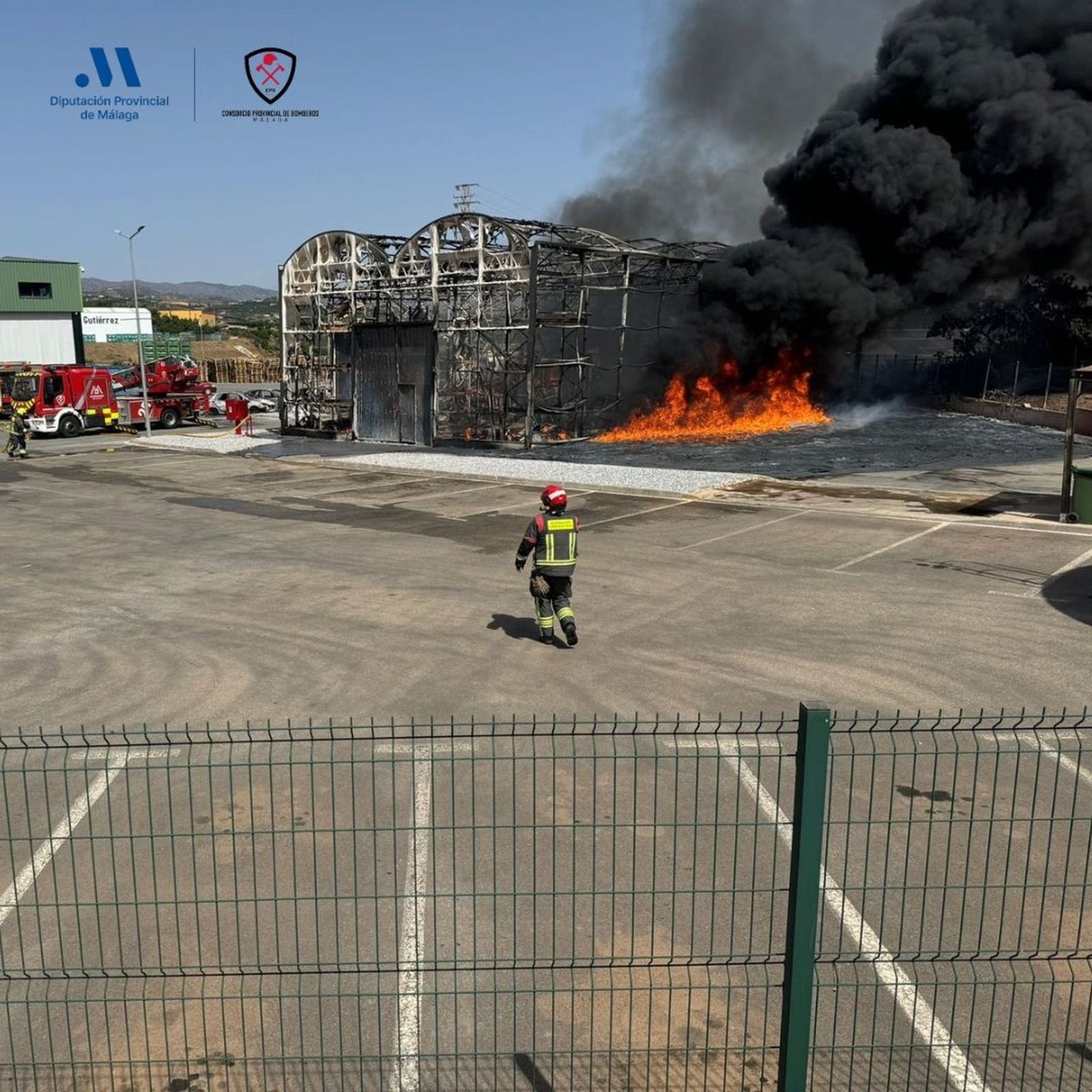 El fuego arrasa una empresa de subtropicales y un almacén de leña en Vélez-Málaga