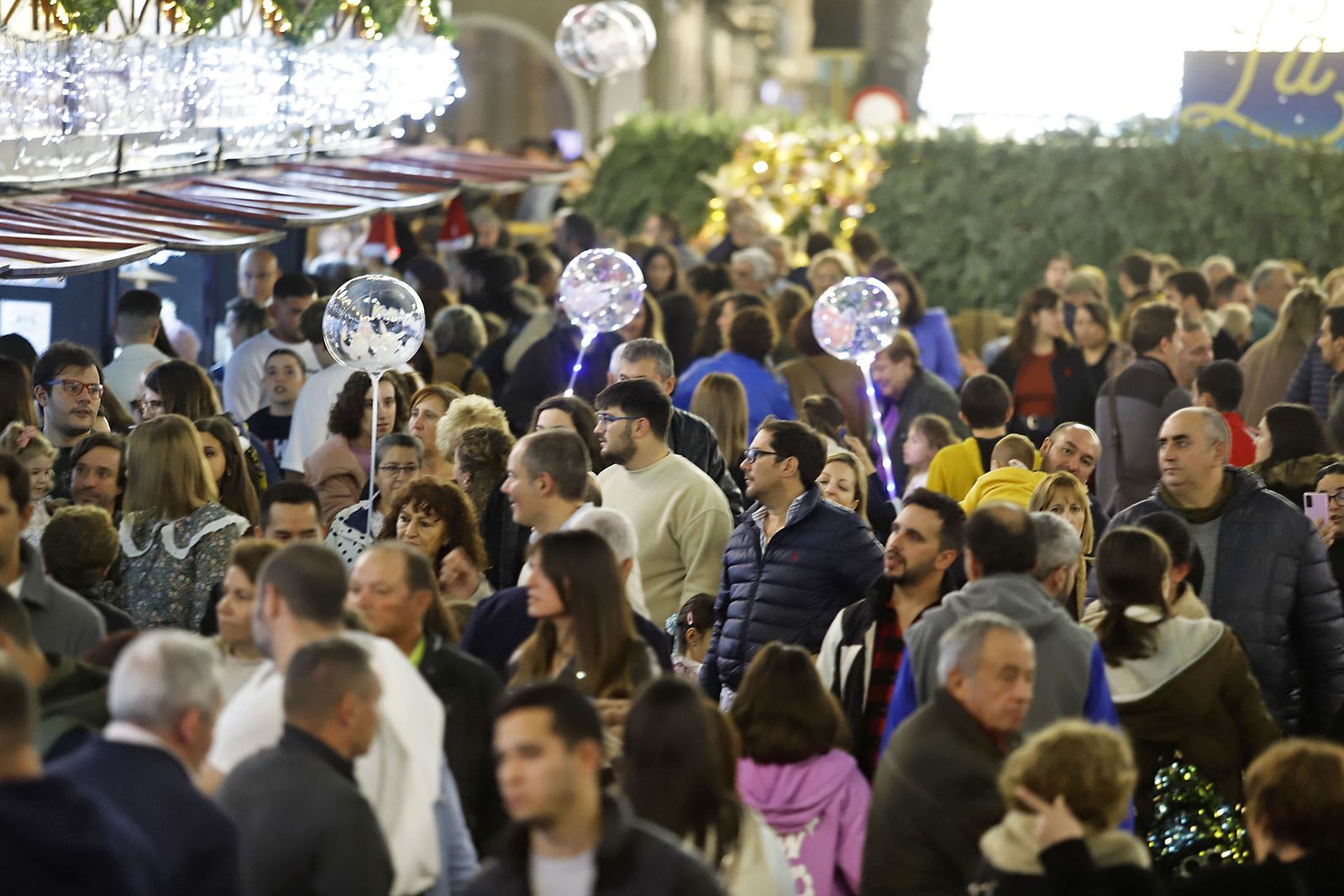 Imágenes del mercado navideño de la Plaza de Las Monjas
