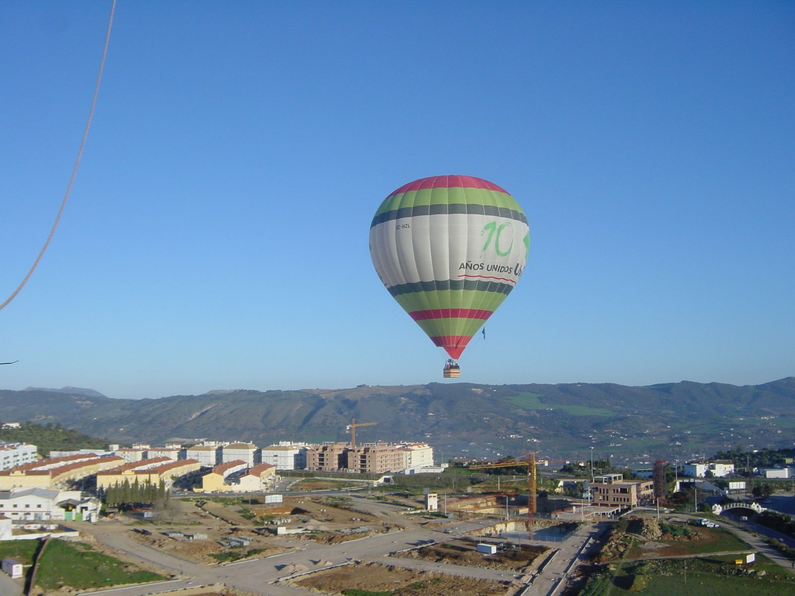 Un globo se desplaza por una localidad andaluza.