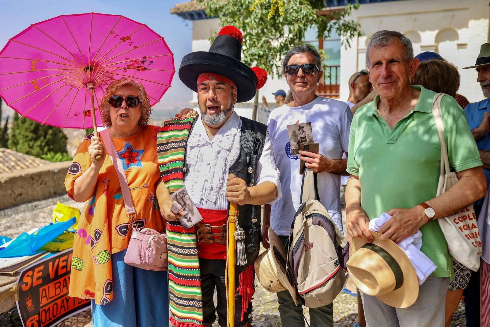 La protesta contra el turismo "que expulsa a los vecinos" del barrio granadino del Albaicín, en imágenes