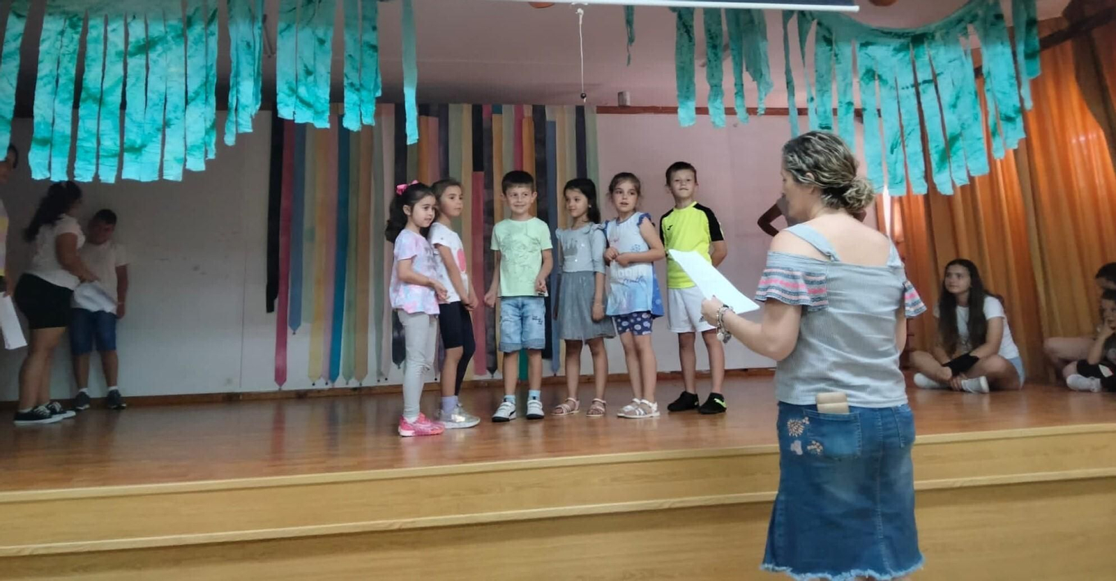 Julia Montoya durante un ensayo con un grupo de alumnos.