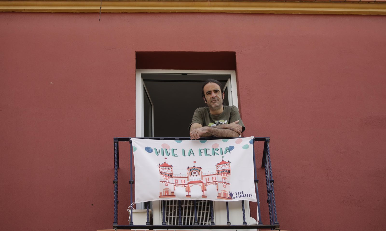 Mantones y farolillos en los balcones