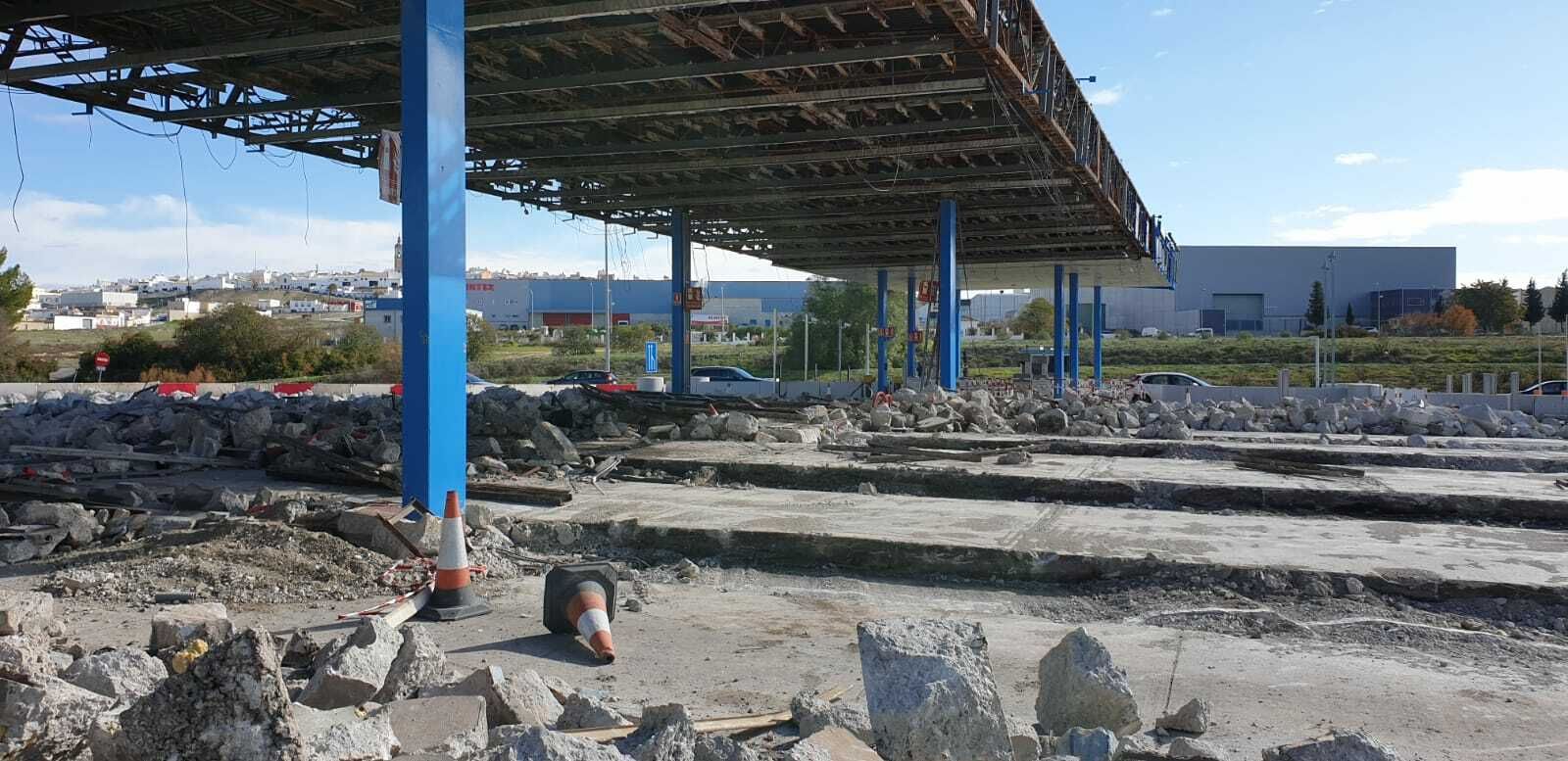 El peaje de Las Cabezas ya ha empezado a ser demolido.