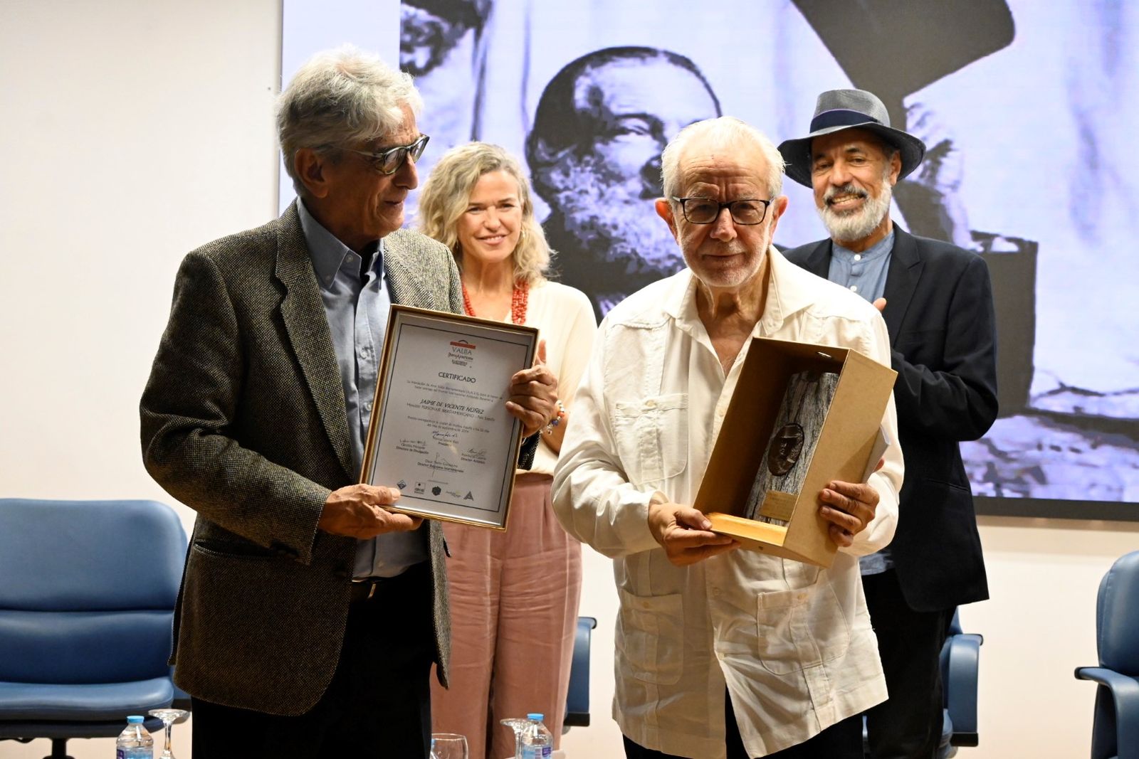Jaime de Vicente (derecha) recibe el premio Armando Reverón.