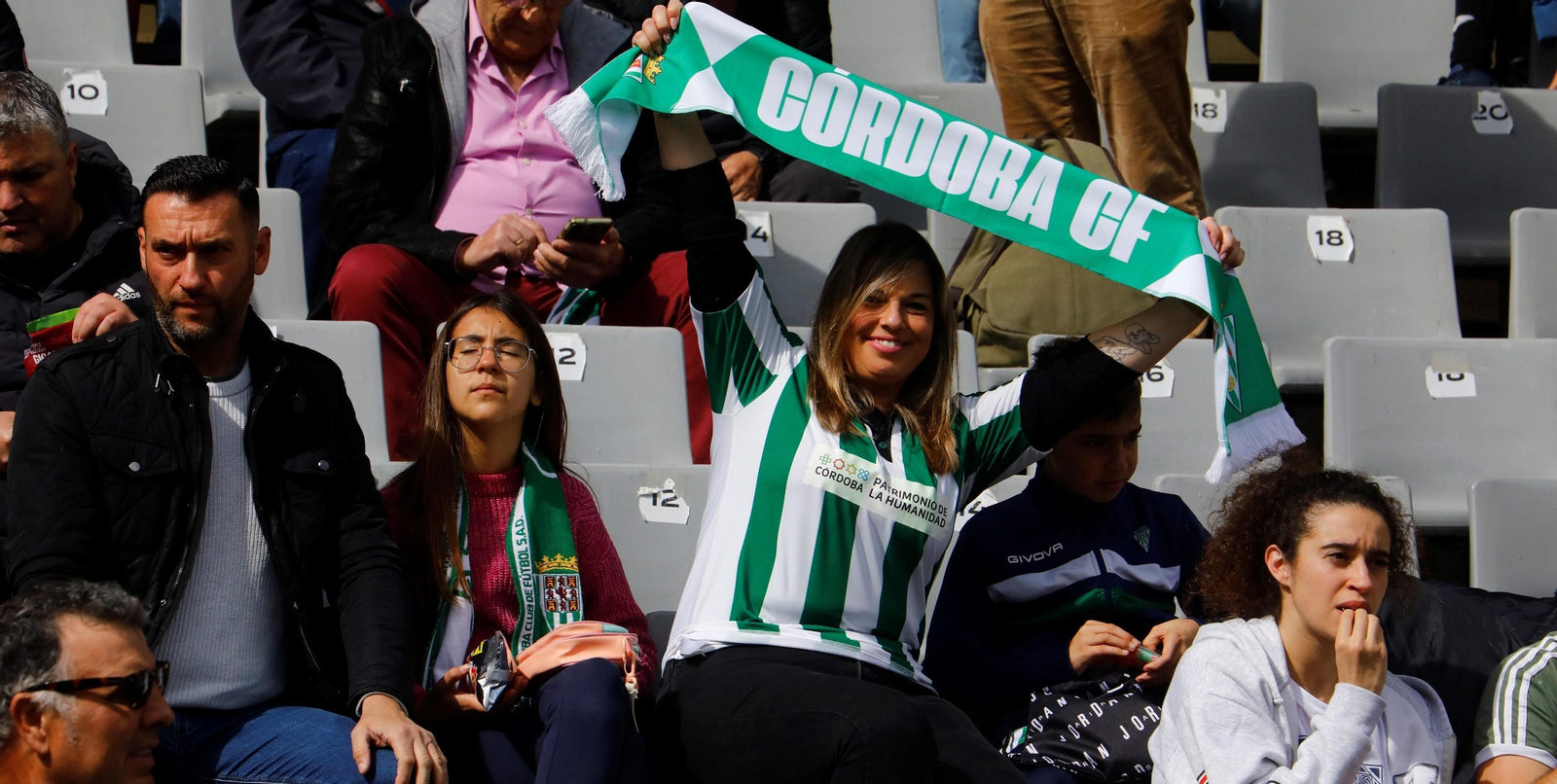 Una aficionada del Córdoba CF alza su bufanda antes del partido ante el Atlético Baleares.