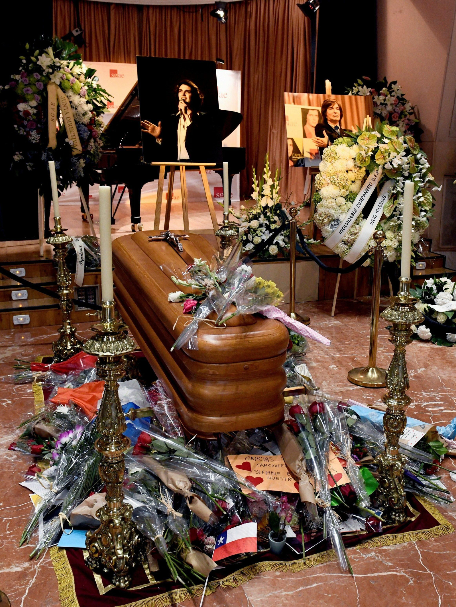 Las imágenes de la capilla ardiente de Camilo Sesto