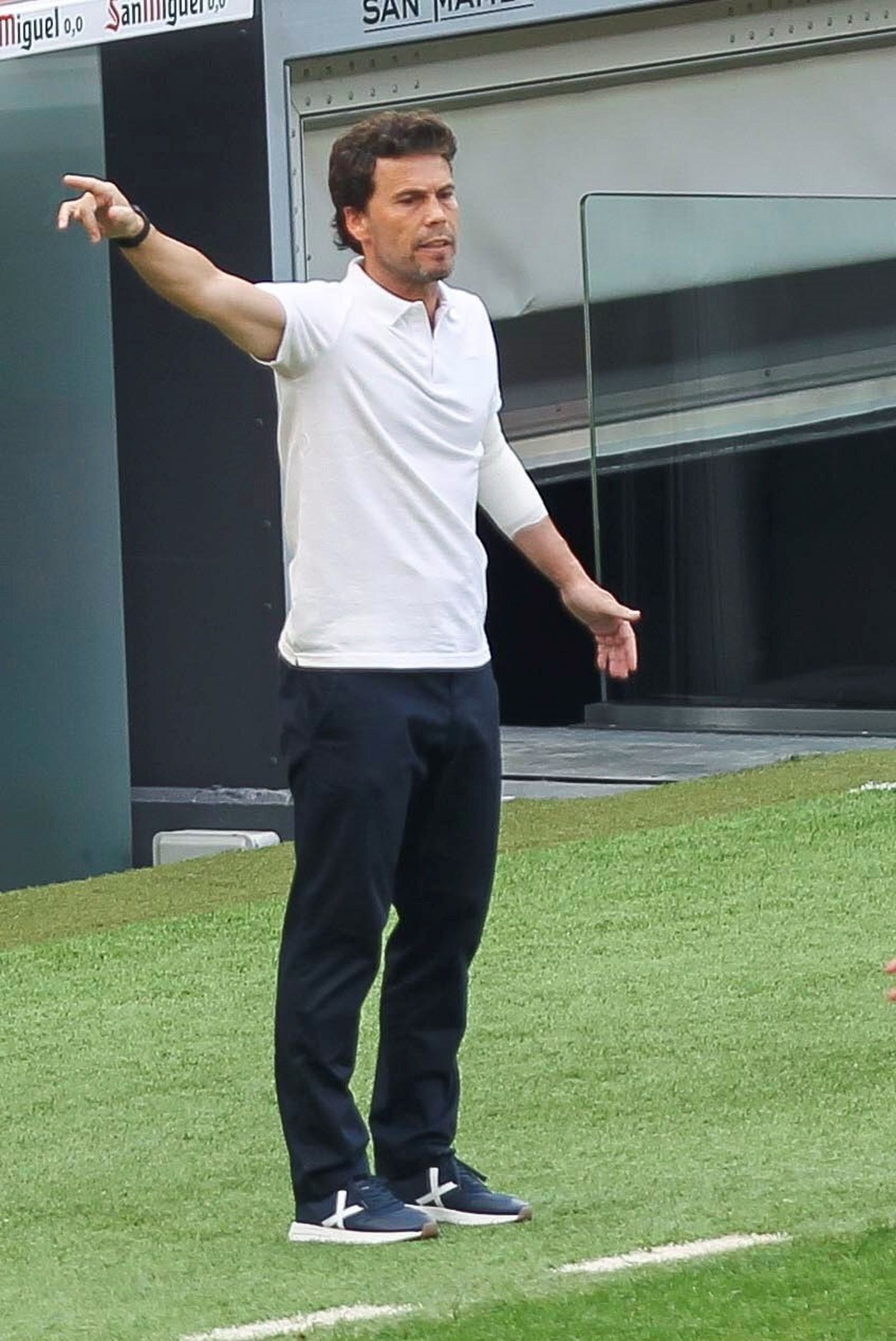 Rubi da instrucciones a sus jugadores en San Mamés.