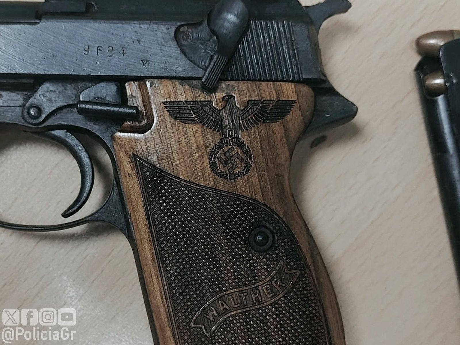 Detalle de la cacha del arma incautada.