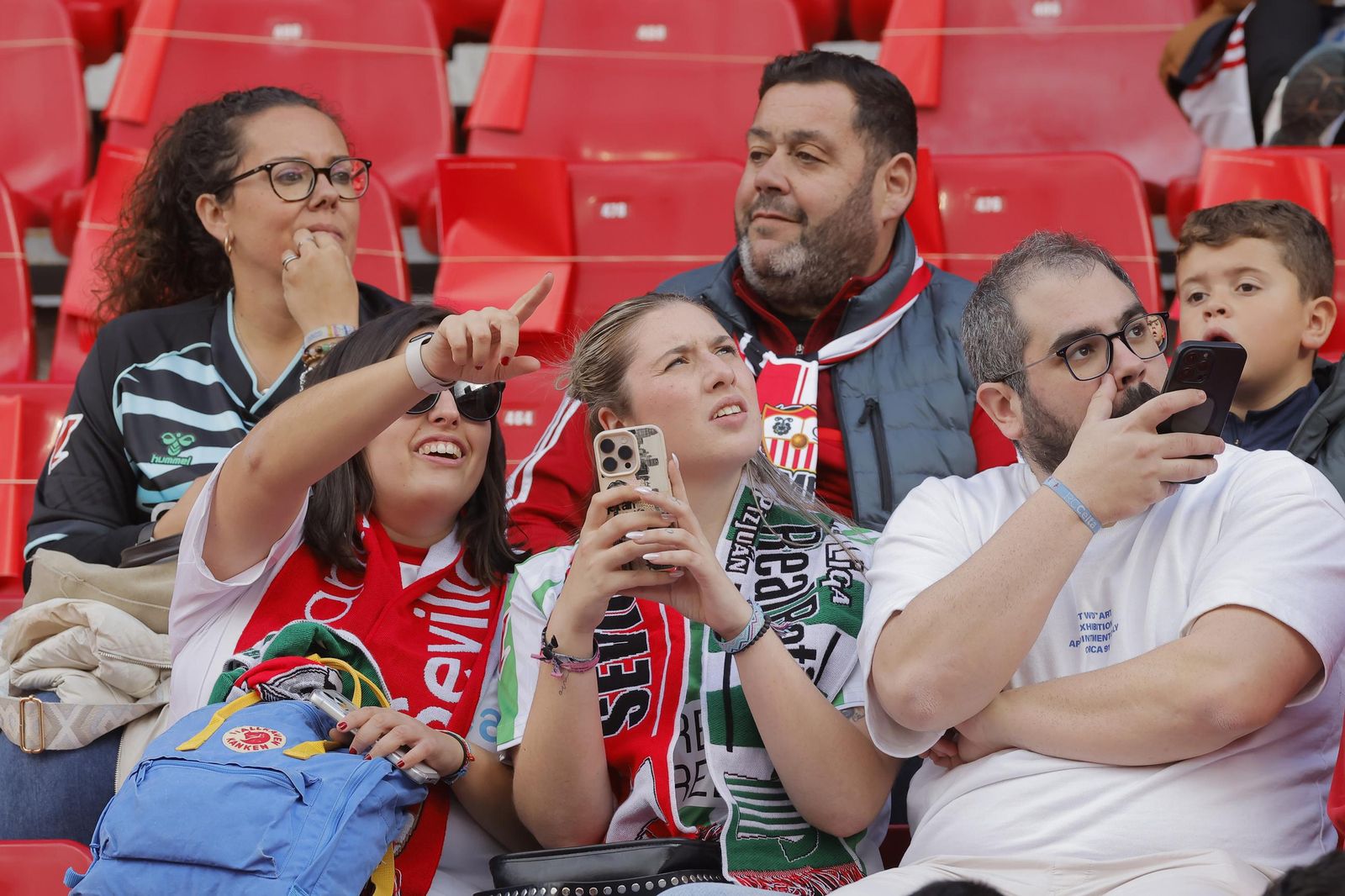 Búscate en las fotos del Sevilla -Betis