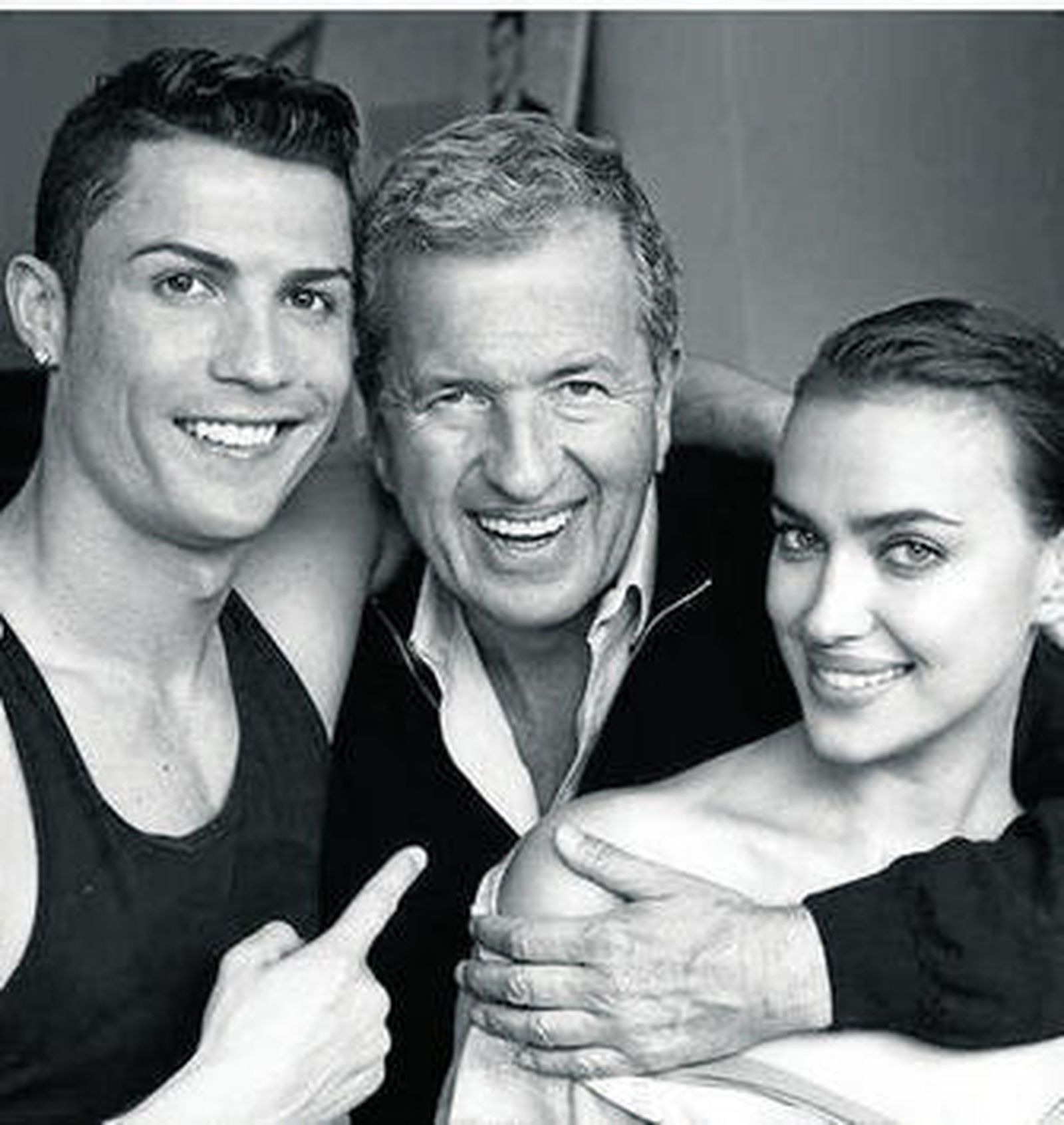 La pareja junto al fotógrafo Mario Testino.