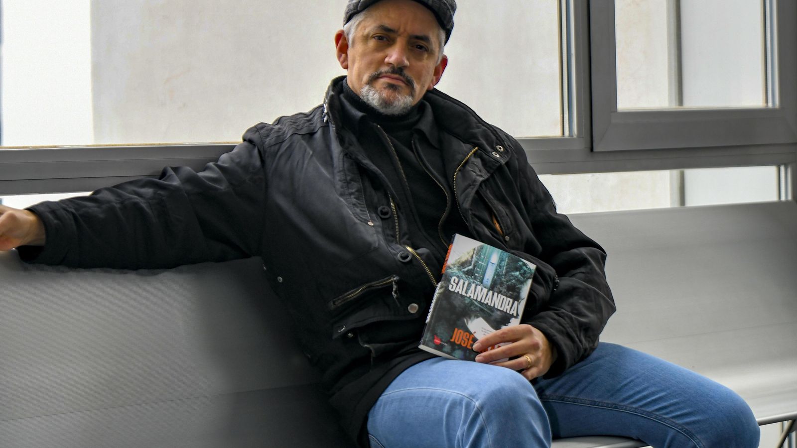 Otra imagen del escritor en el interior de la Cámara de Comercio, sede del periódico