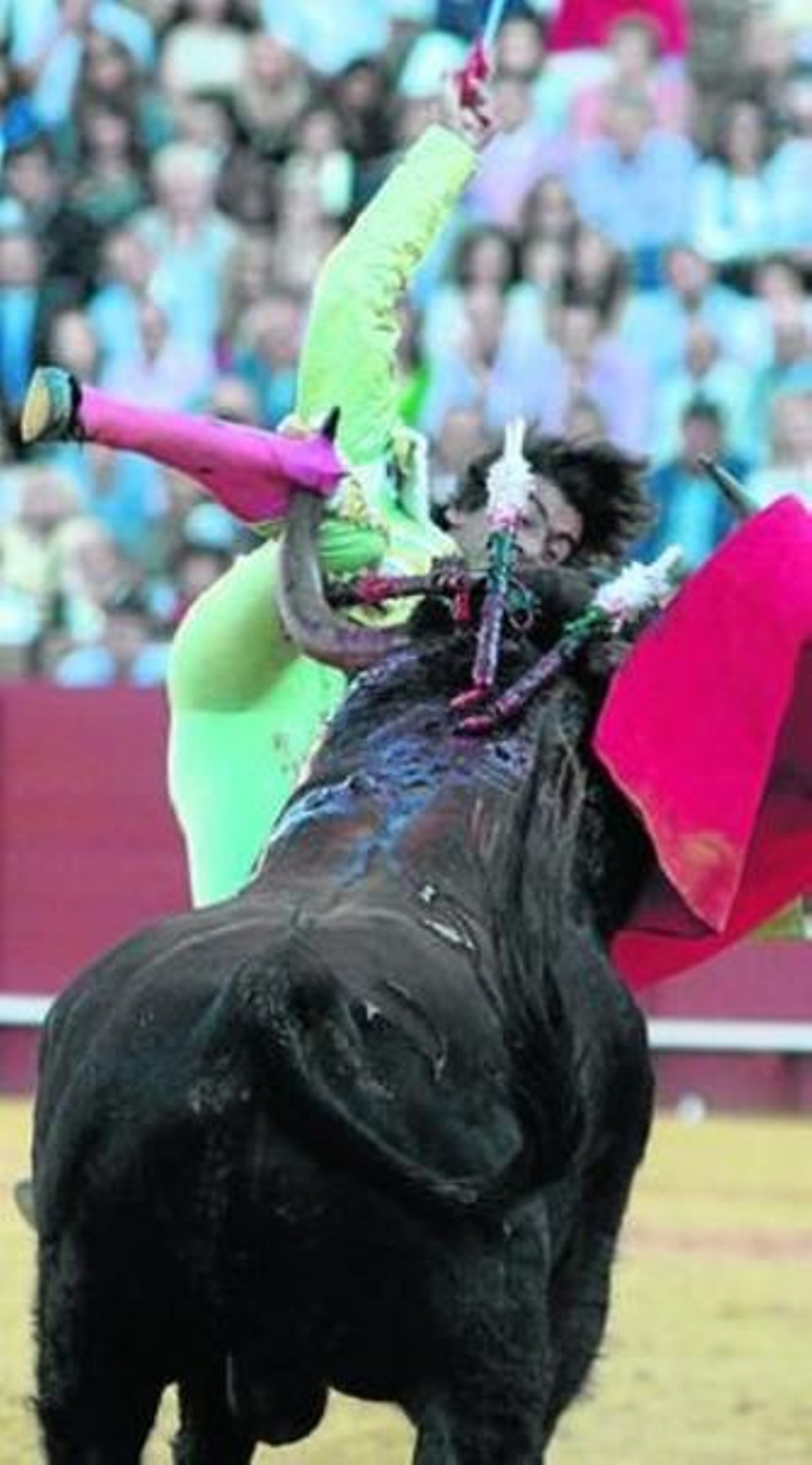 Curro Díaz, herido grave y fractura de peroné