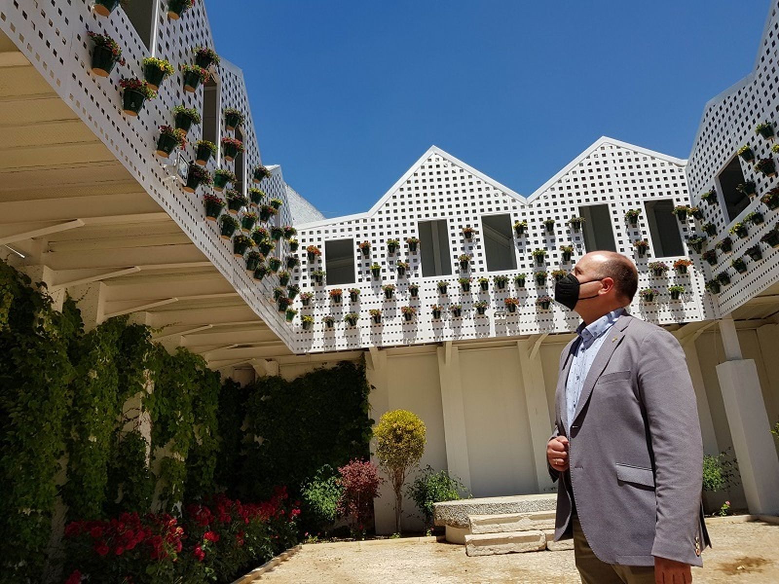 César del Espino visita el patio cordobés de la Casa de los Mora.