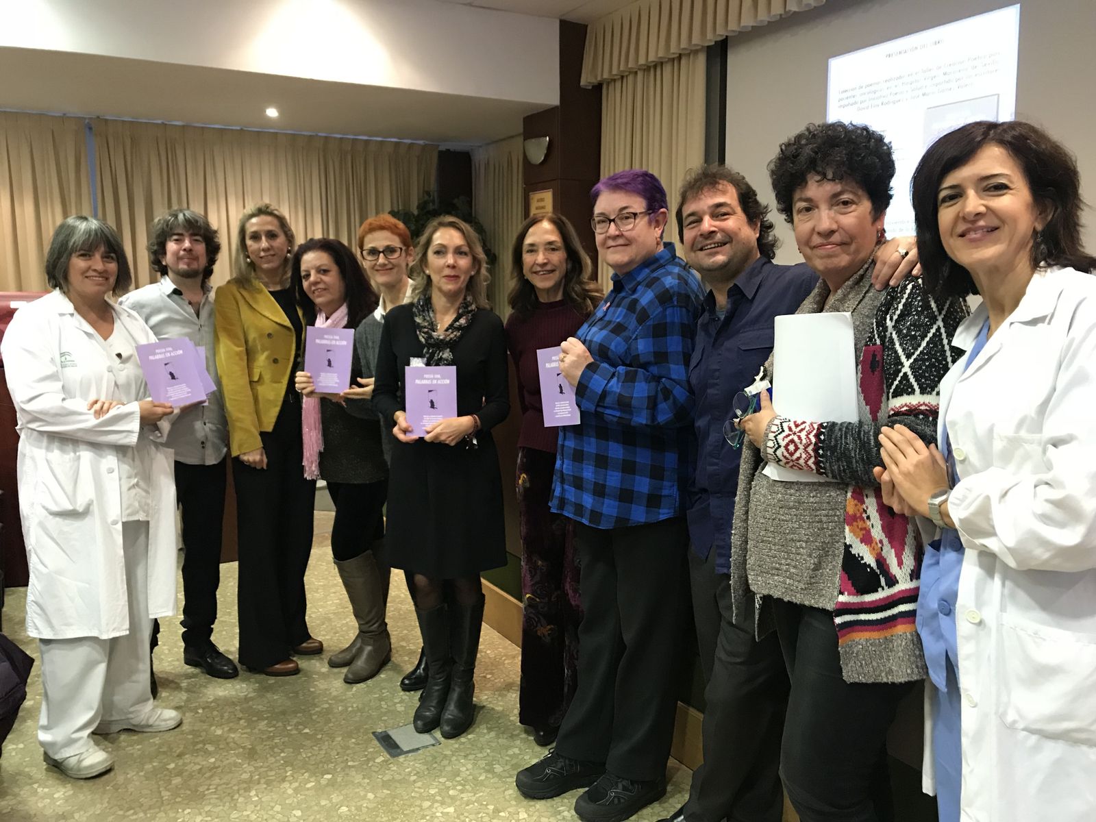 Pacientes con personal de Oncología y voluntarios del Hospital Virgen Macarena en la presentación del poemario.