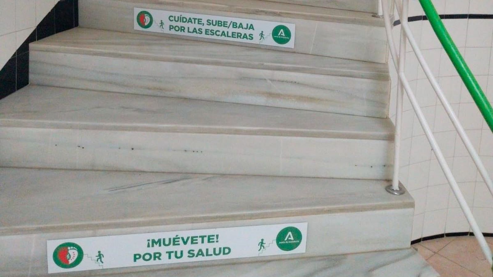 Letretos animando a usar las escaleras en un centro de salud de La Línea.