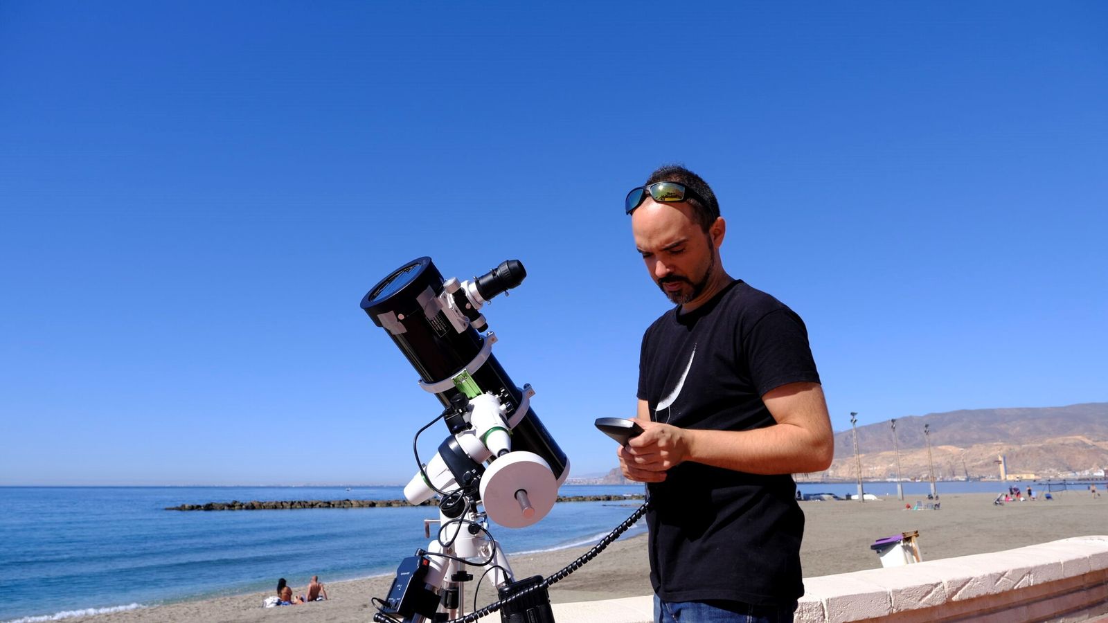 Rafa González, con su telescopio reflector.