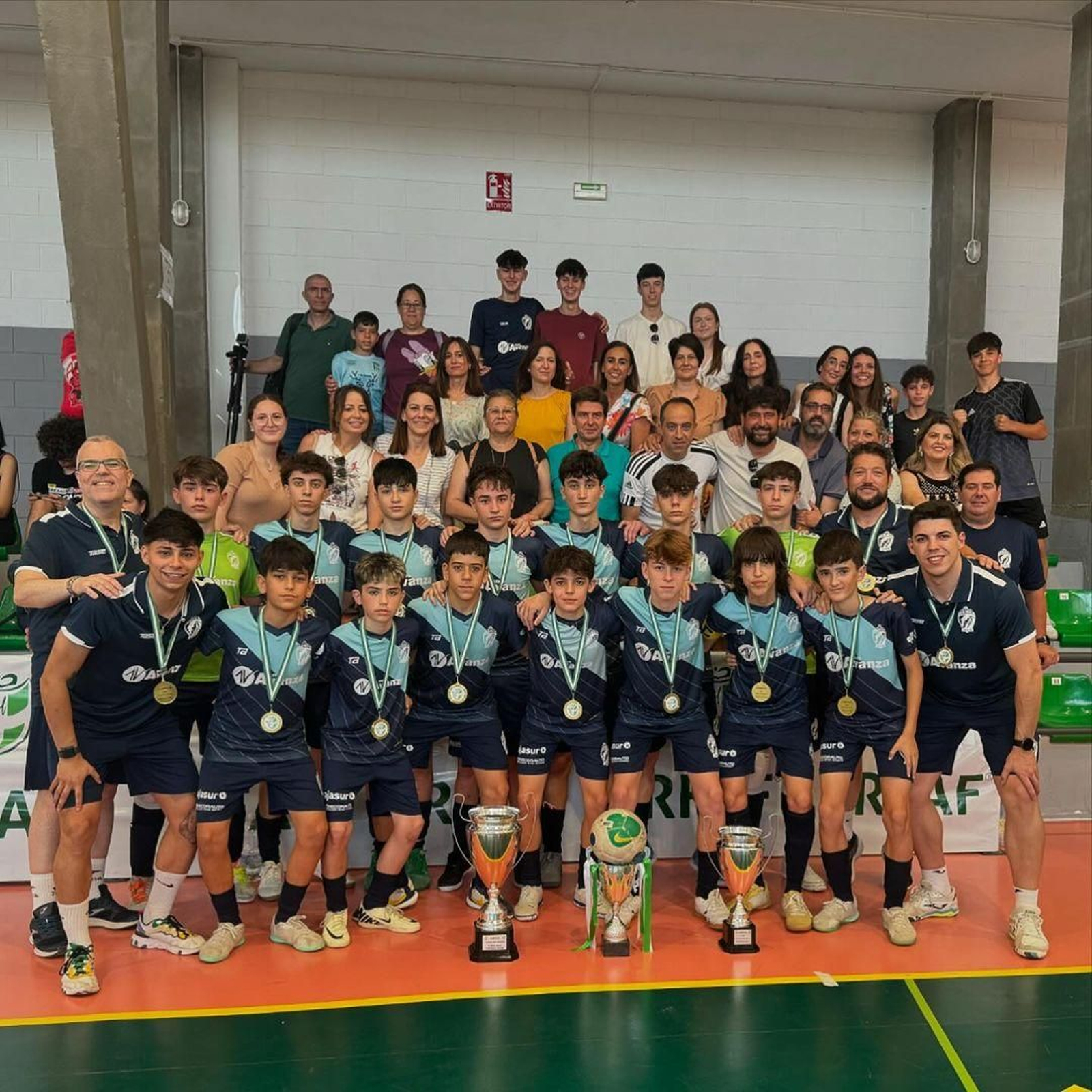 Pedro Flores, junto a la plantilla del infantil autonómico del CD Avanza Jaén y los trofeos obtenidos la temporada pasada. Pedro Flores, junto a la plantilla del infantil autonómico del CD Avanza Jaén y los trofeos obtenidos la temporada pasada.