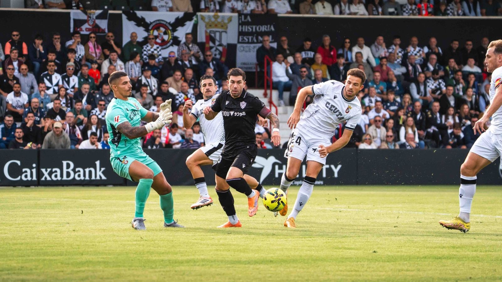 Adrián Embarba, rodeado de rivales en el encuentro de la primera vuelta contra los ceutíes.