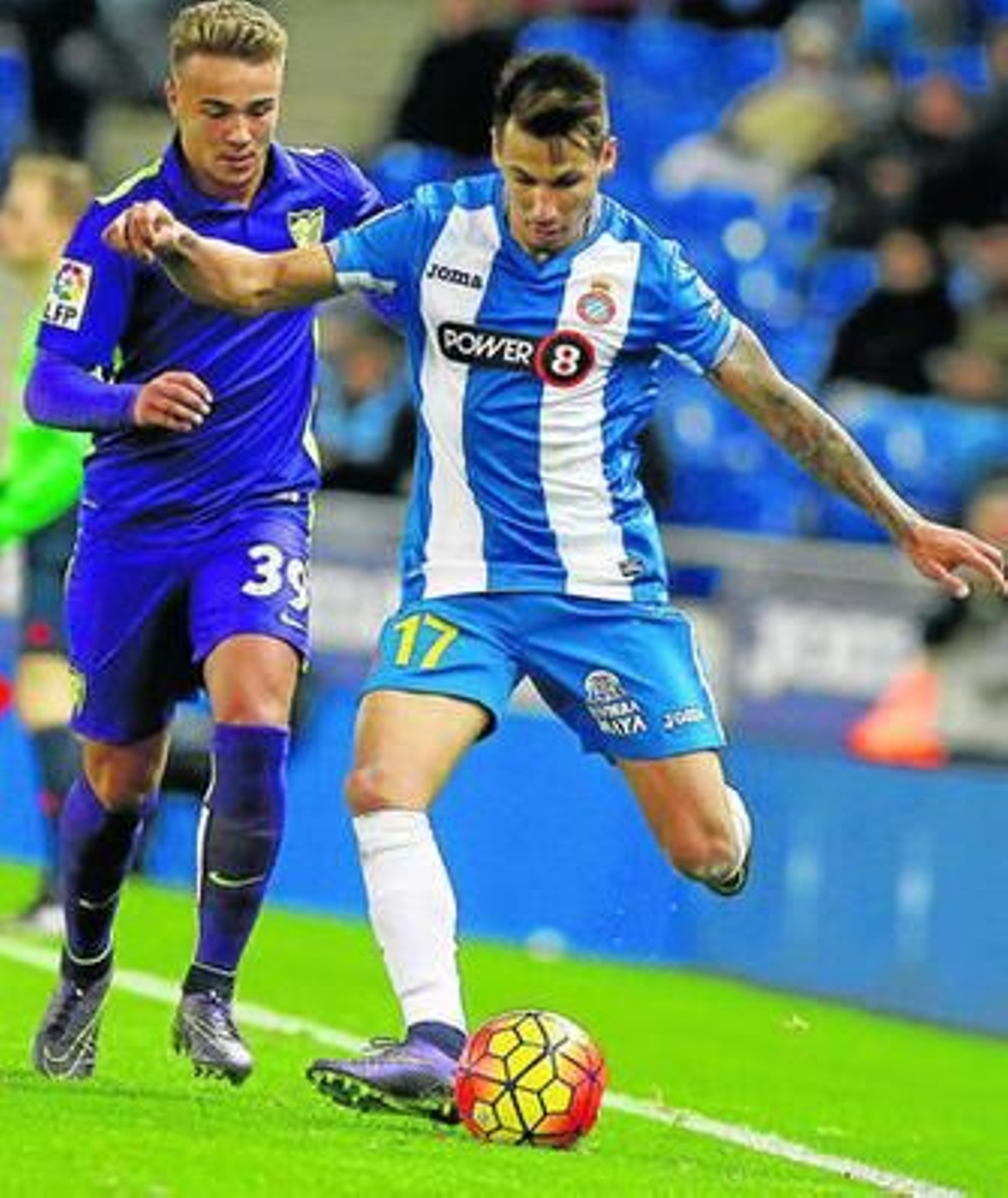 Javi Ontiveros persigue a Hernán Pérez.