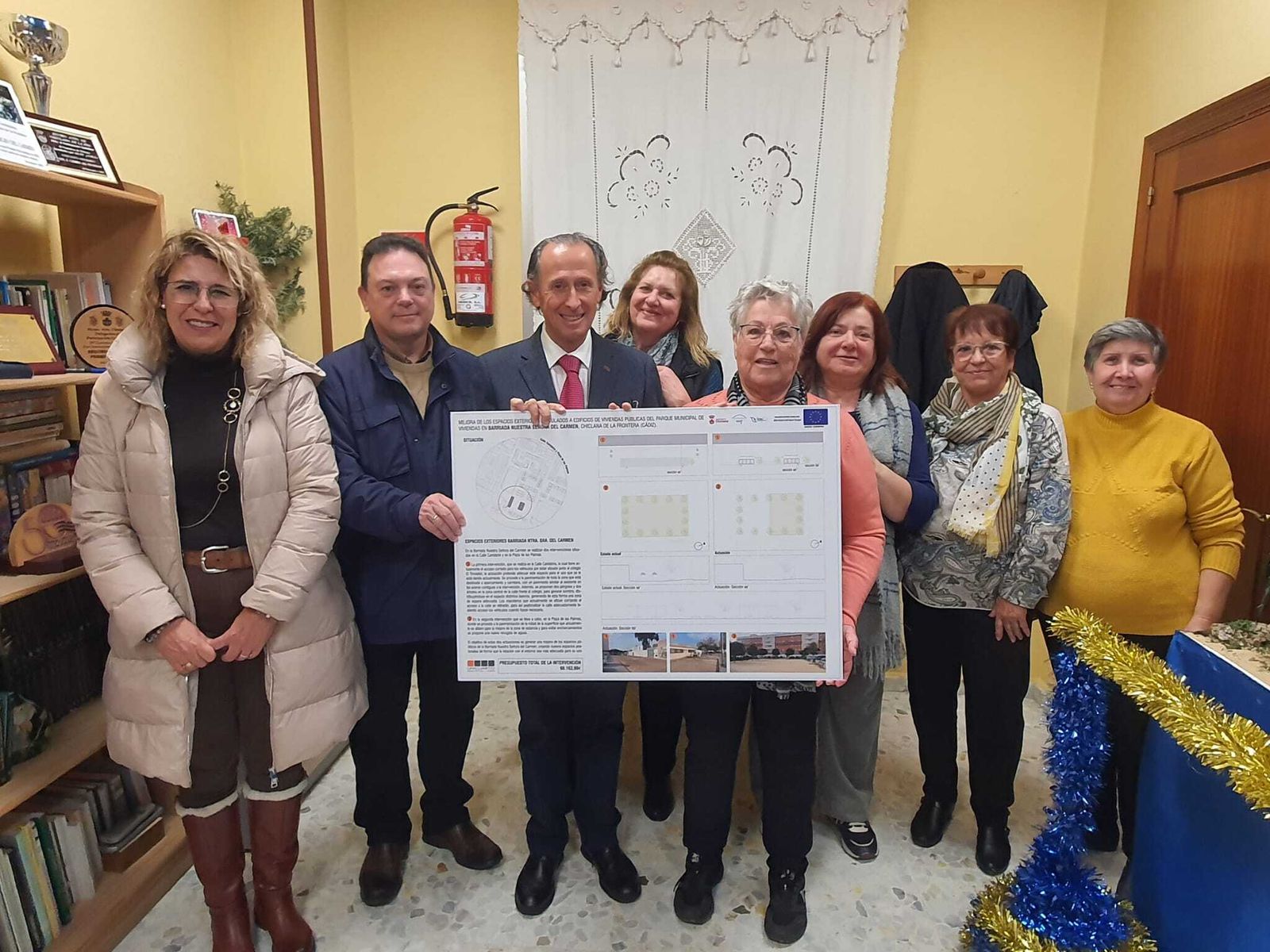 El alcalde y los vecinos muestran el proyecto.