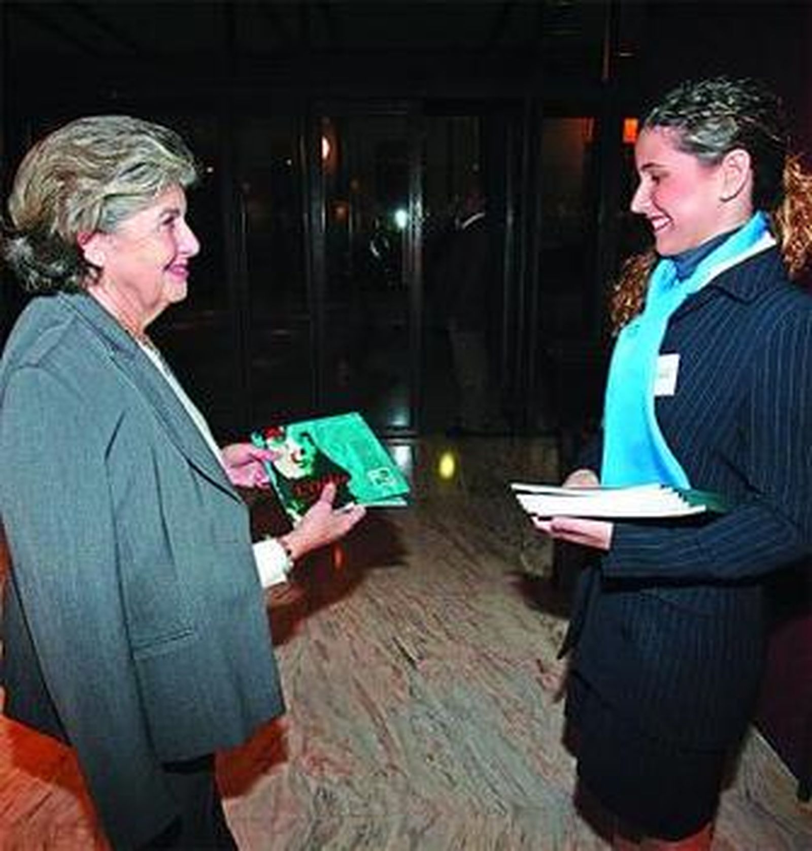 Una aficionada a la ópera recibiendo ayer su libreto.