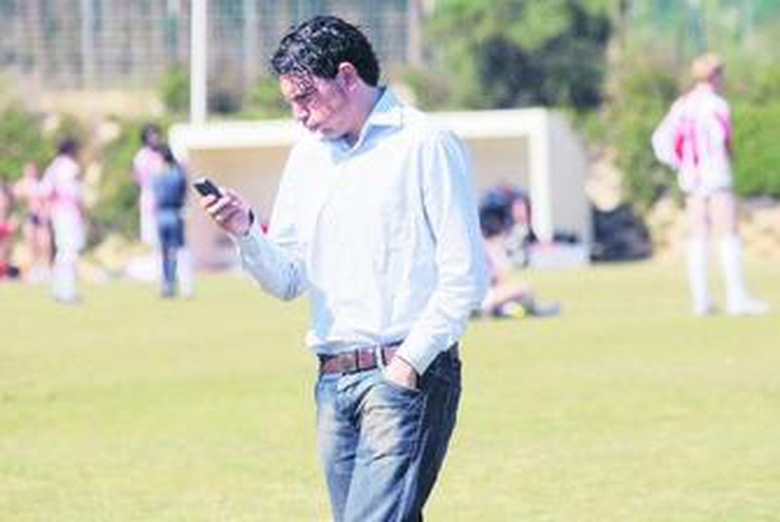 David Buitrago, pegado al móvil en un entrenamiento.