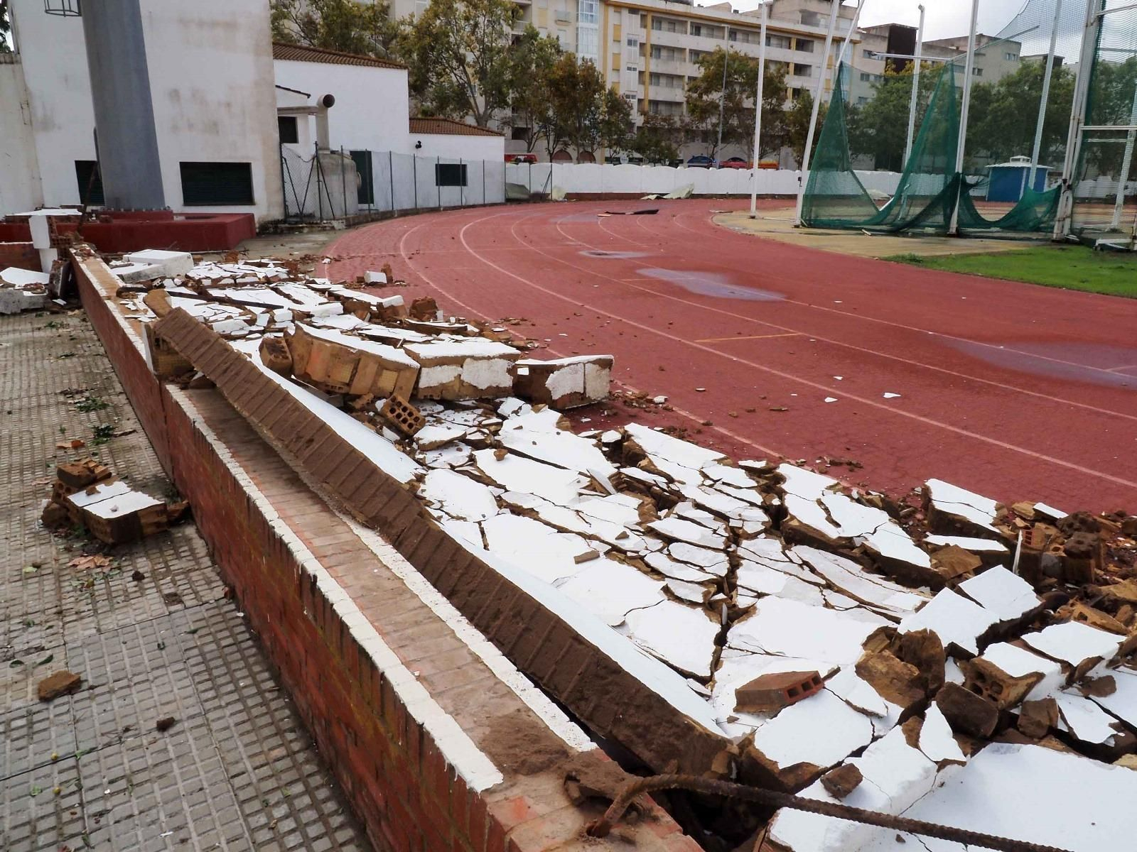 Las fotografías de los destrozos provocados por la manga marina que ha cruzado Isla Cristina durante el temporal de este miércoles