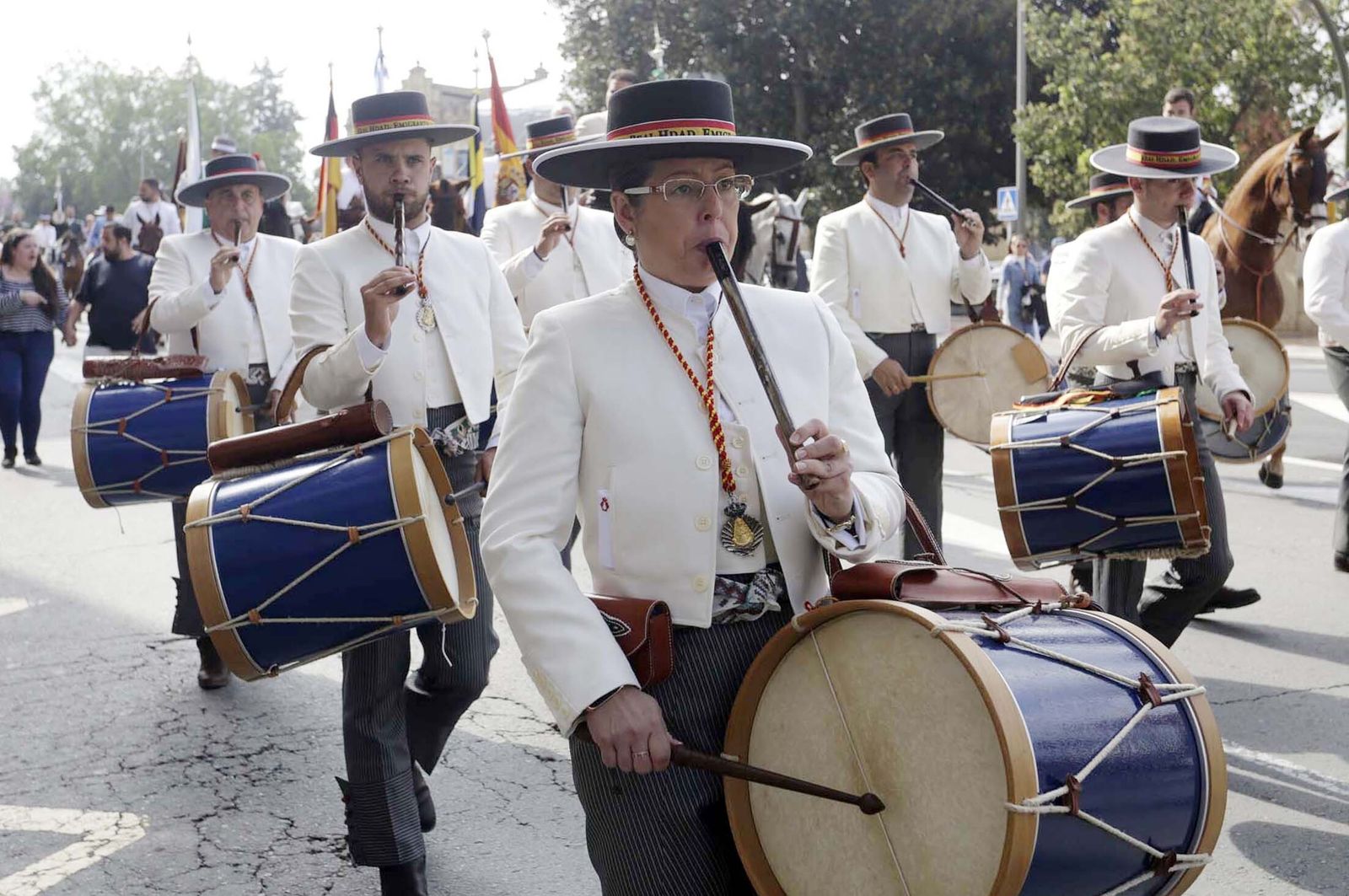 El Rocío 2023: Imágenes de la Hermandad de Emigrantes en su salida de Huelva