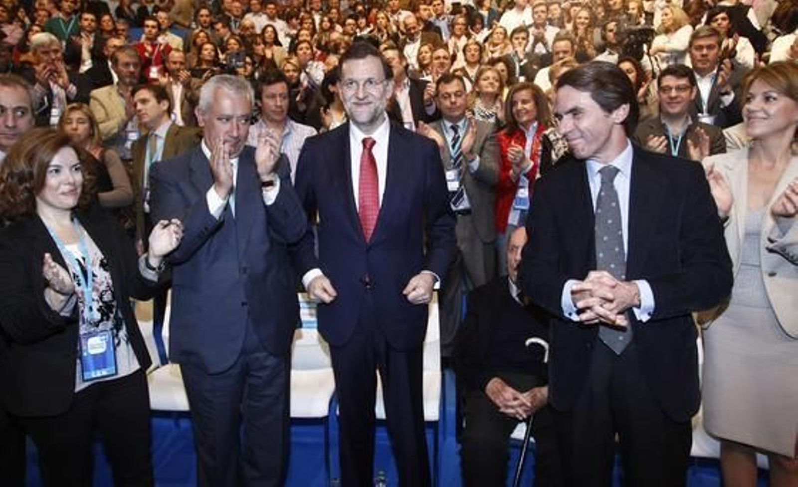 María Dolores de Cospedal,secretaria general del PP; José María Aznar,ex presidente del Gobierno; Manuel Fraga, fundador del Partido Popular; Mariano Rajoy,actual número uno del partido; Javier Arenas, presidente del PP en Andalucía; y Soraya Sáenz de Santamaría, la portavoz del grupo popular.

Foto: Antonio Pizarro