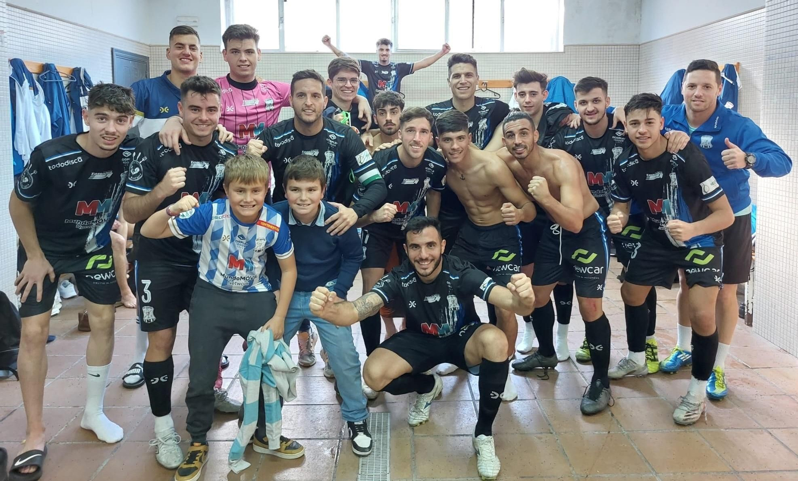 Los jugadores del Jerez Industrial celebran el triunfo en Villamartín.