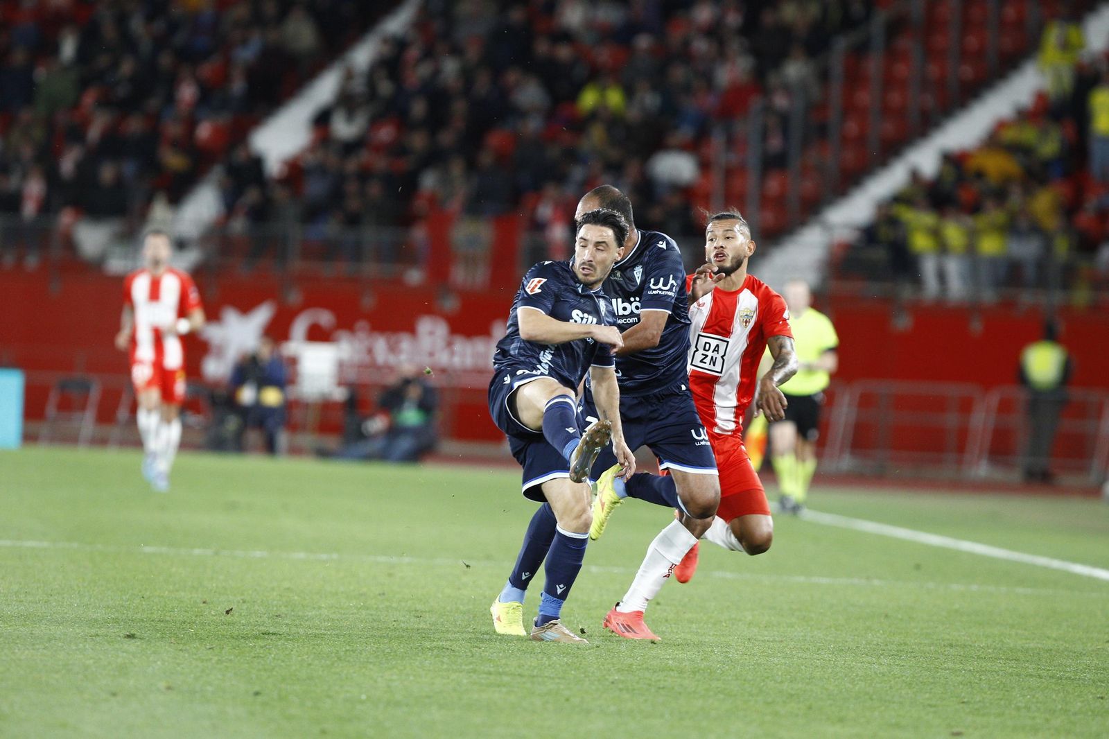 La U.D. Almería empata a uno contra el Cádiz y es campeón de invierno, en imágenes