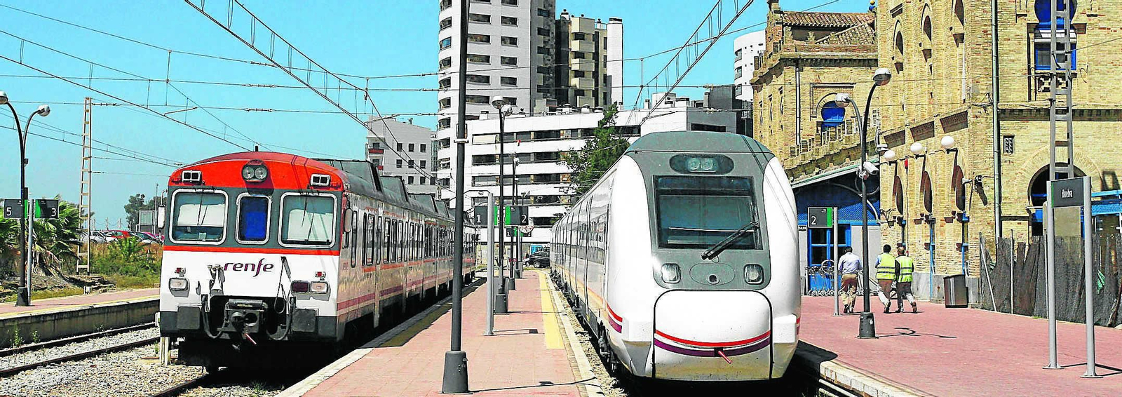 Dos trenes antes de partir de la Estación de Sevilla, que dejará de estar operativa cuando se ponga en marcha el nuevo apeadero en las Metas de la capital onubense.