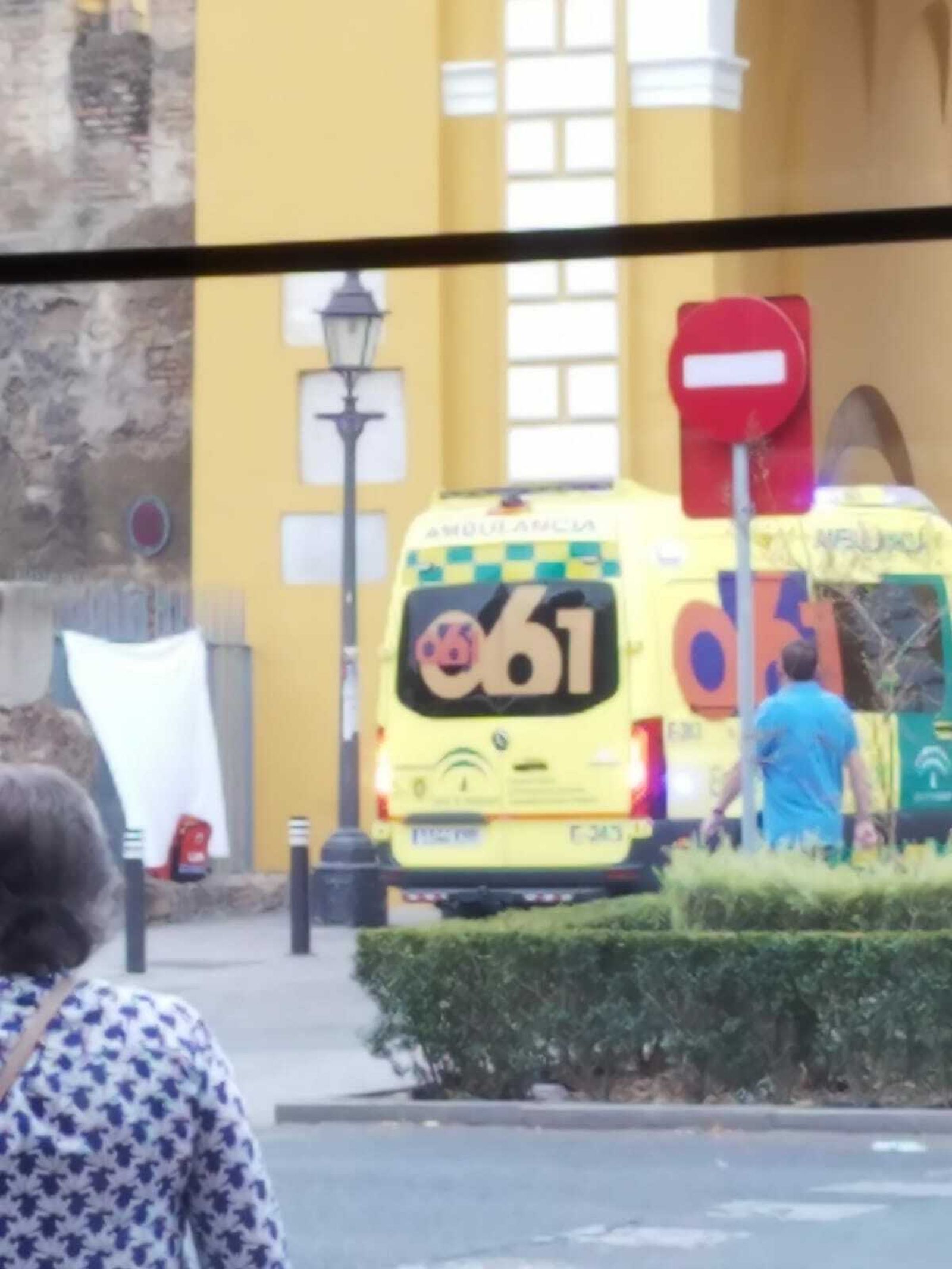 La ambulancia del 061, junto al Arco de la Macarena.