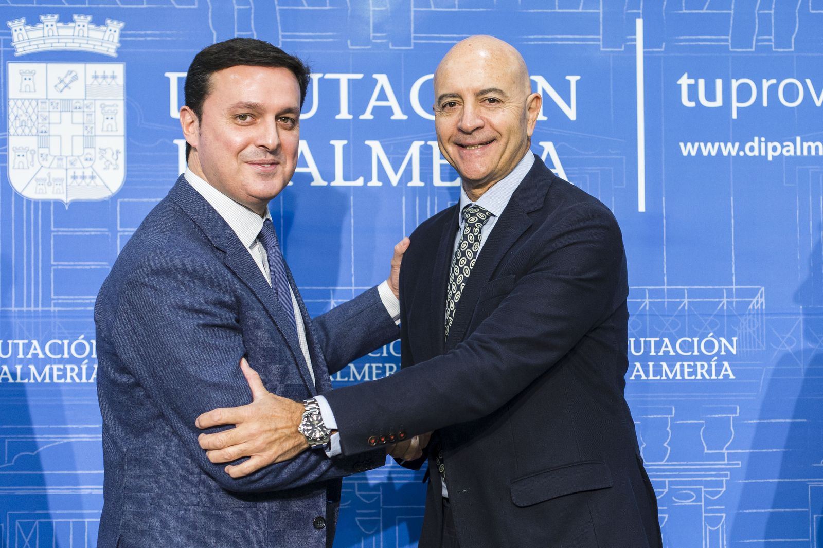 El presidente de la Diputación Provincial, Javier A. García, y el empresario y expresidente de la Cámara de Comercio de Almería, Diego Martínez Cano.