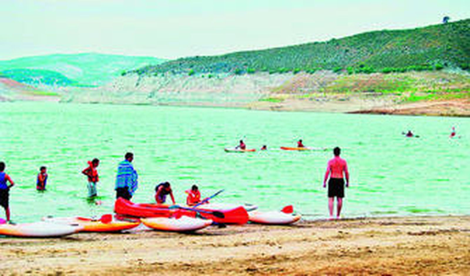 Actividades náuticas en el agua del embalse.